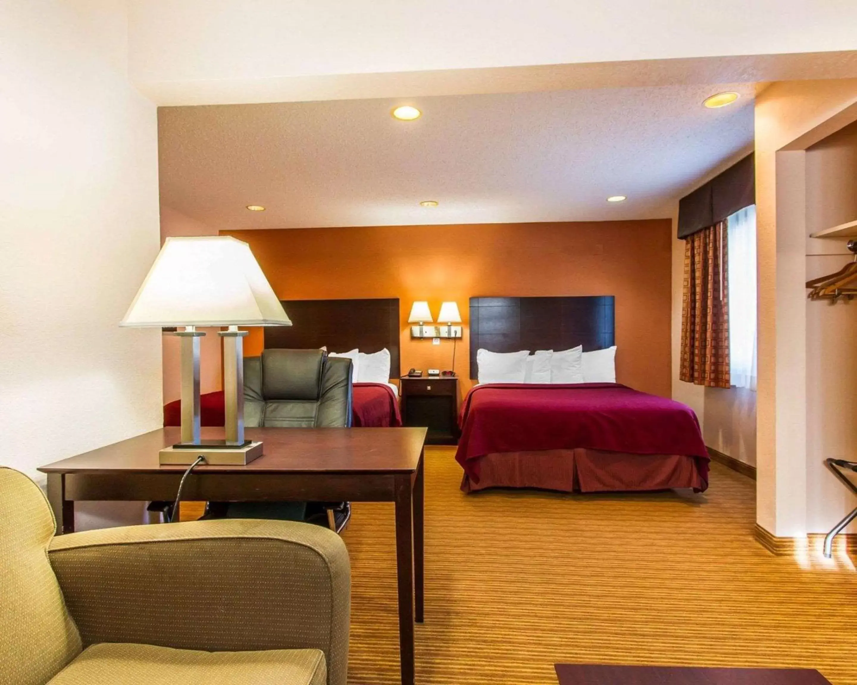 Photo of the whole room, Bed in Quality Inn & Suites Ottumwa