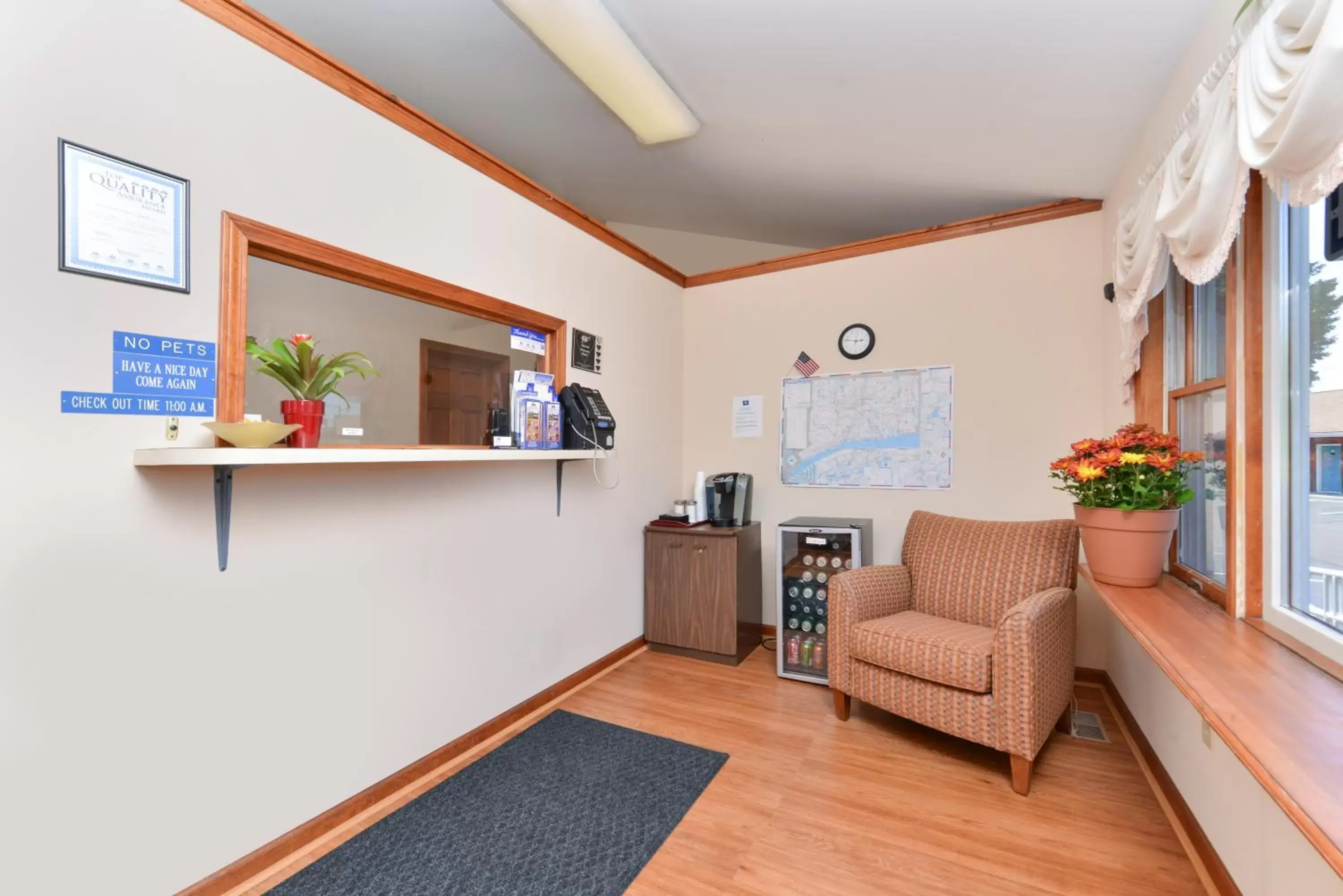 Seating area, Lobby/Reception in American Inn