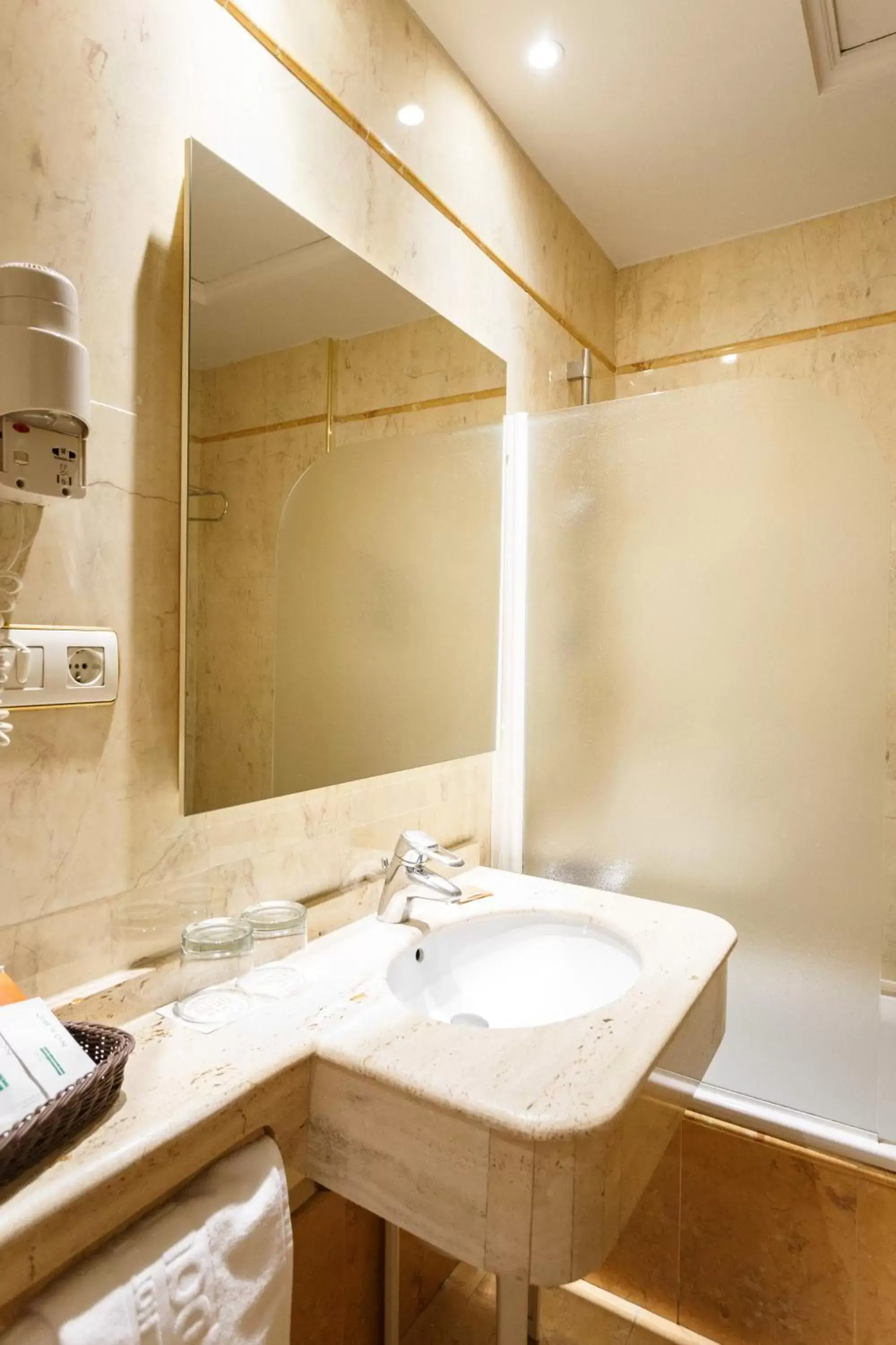 Toilet, Bathroom in Hotel Dauro Premier