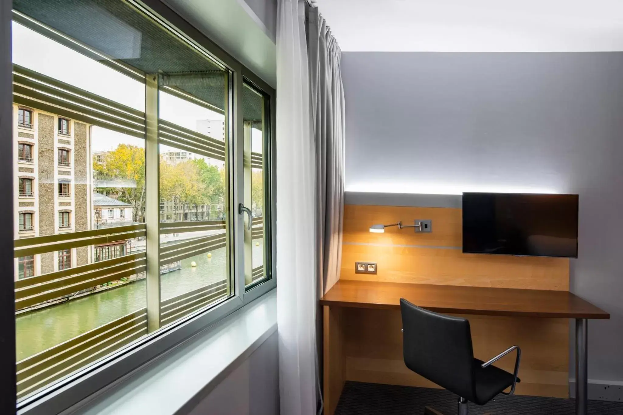 Photo of the whole room, TV/Entertainment Center in Holiday Inn Express Paris-Canal De La Villette, an IHG Hotel
