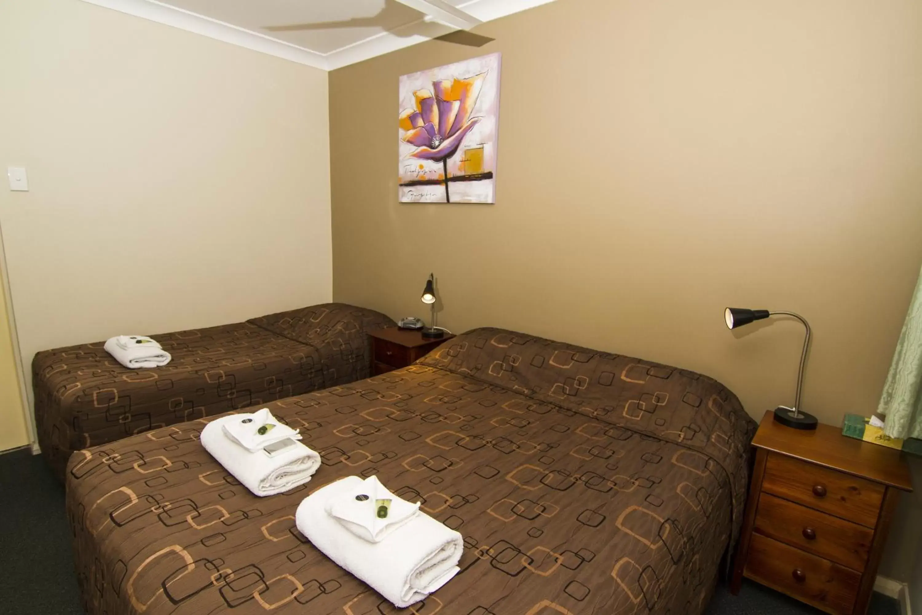 Bedroom, Bed in Green Gables Motel