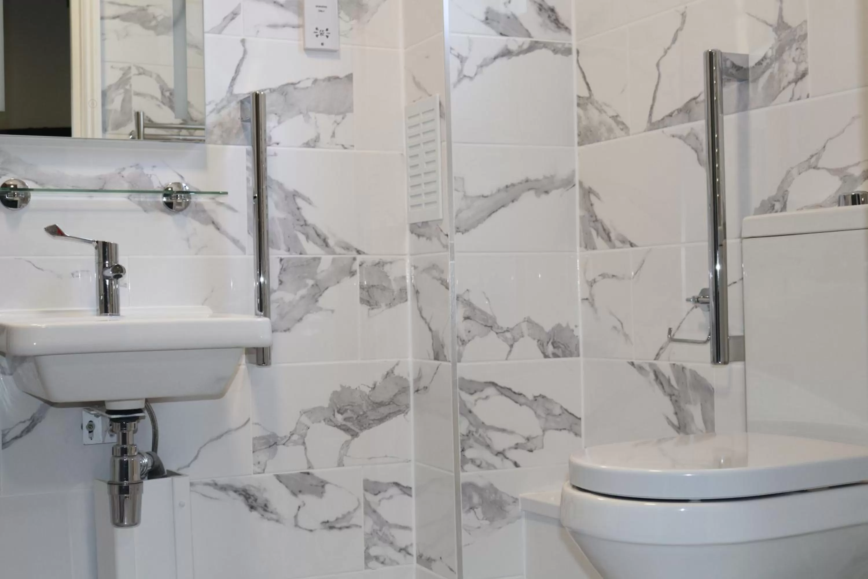 Bathroom in Blue Sapphire Hotel