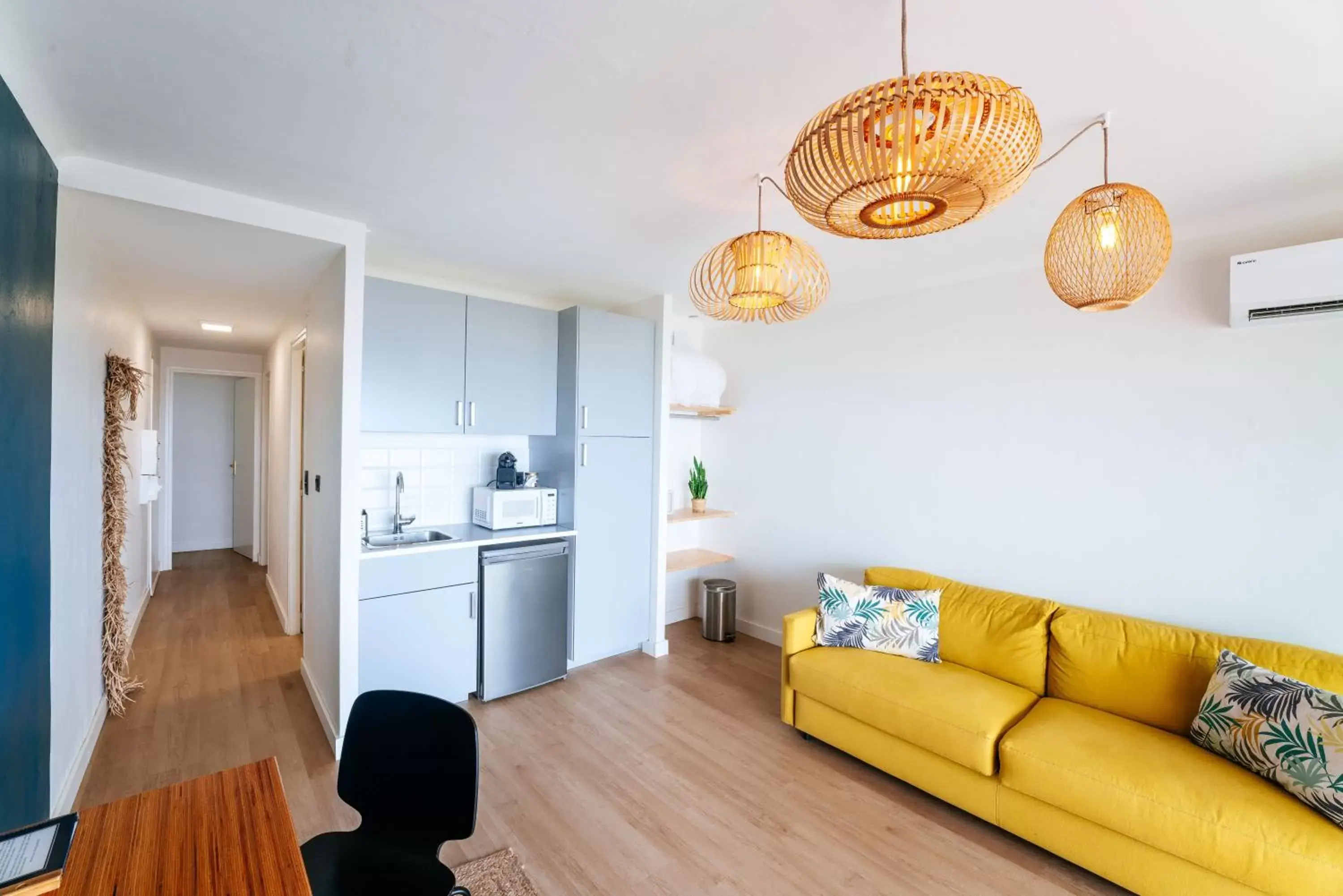 Kitchen or kitchenette, Seating Area in Hôtel Café Miramar