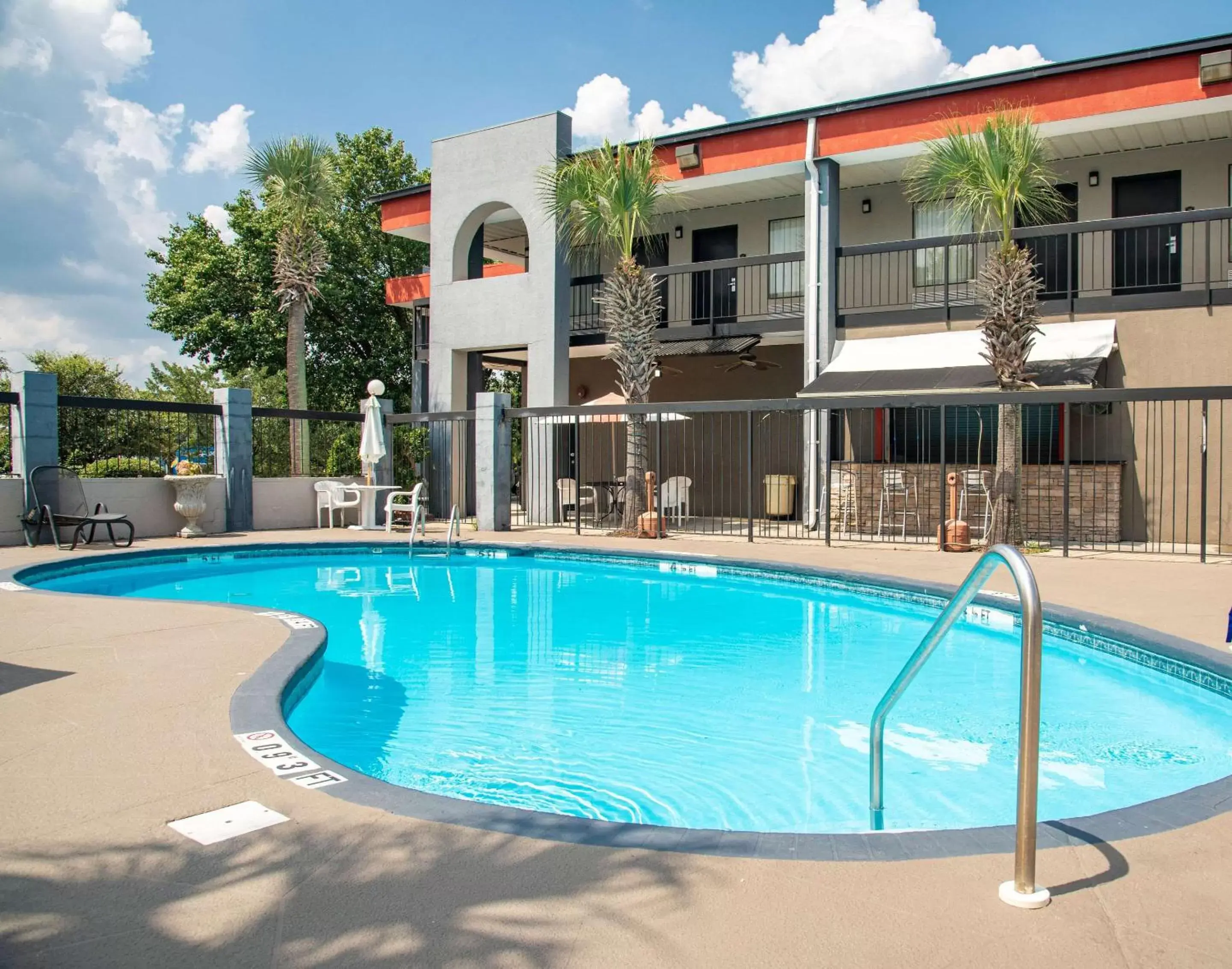 Swimming pool, Property Building in Quality Inn & Suites Aiken