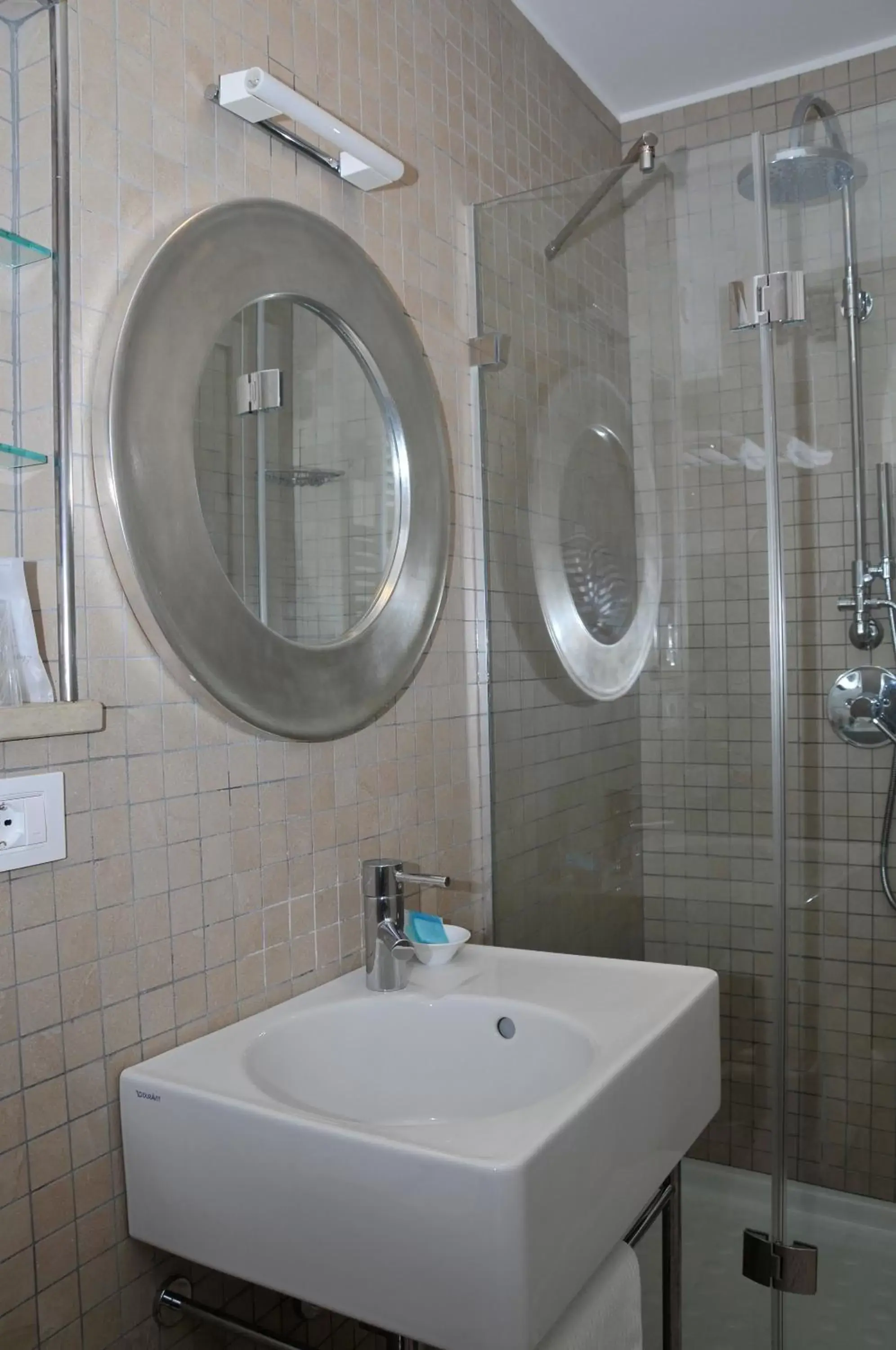 Shower, Bathroom in Hotel Del Conte