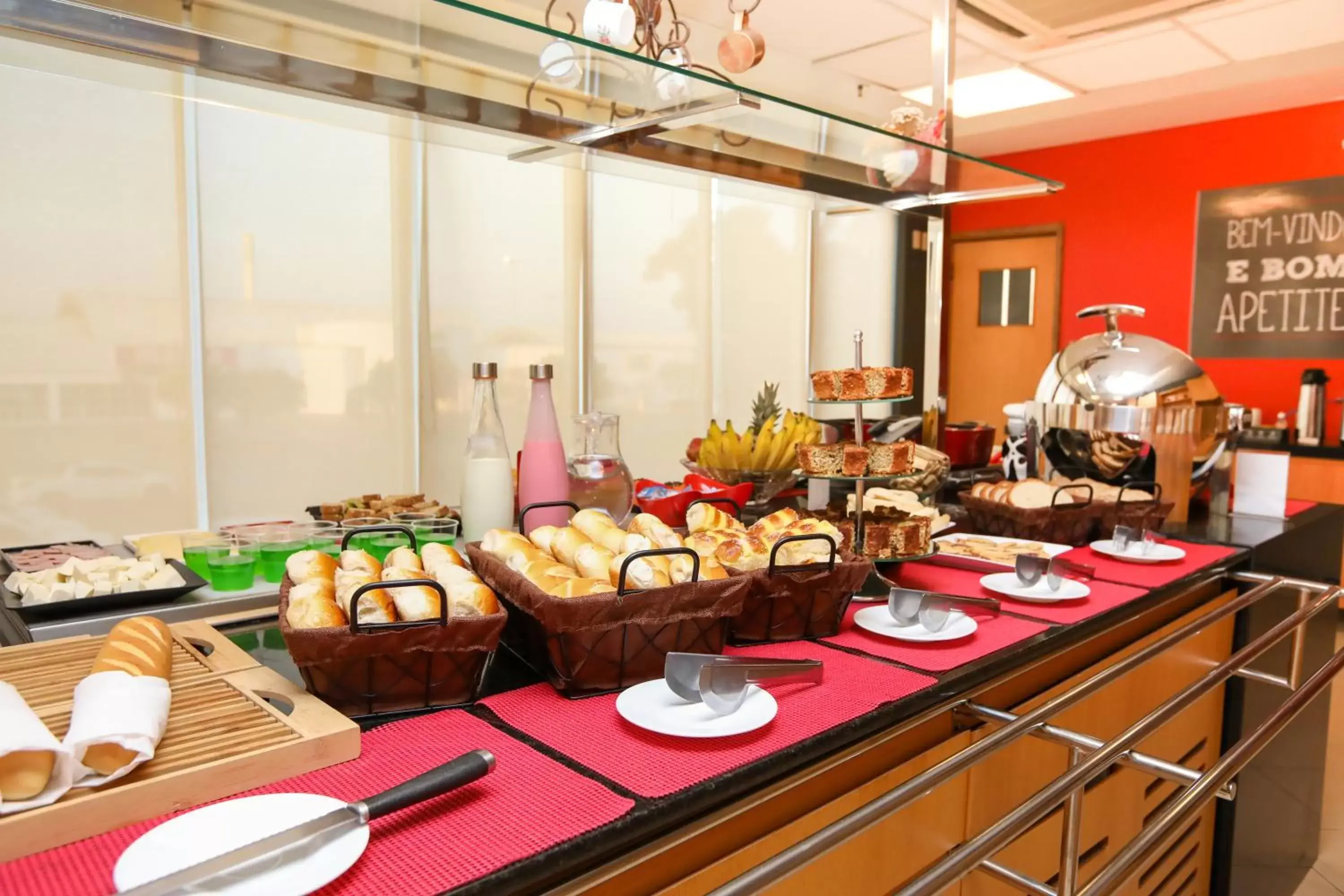 Buffet breakfast, Restaurant/Places to Eat in ibis Montes Claros Shopping
