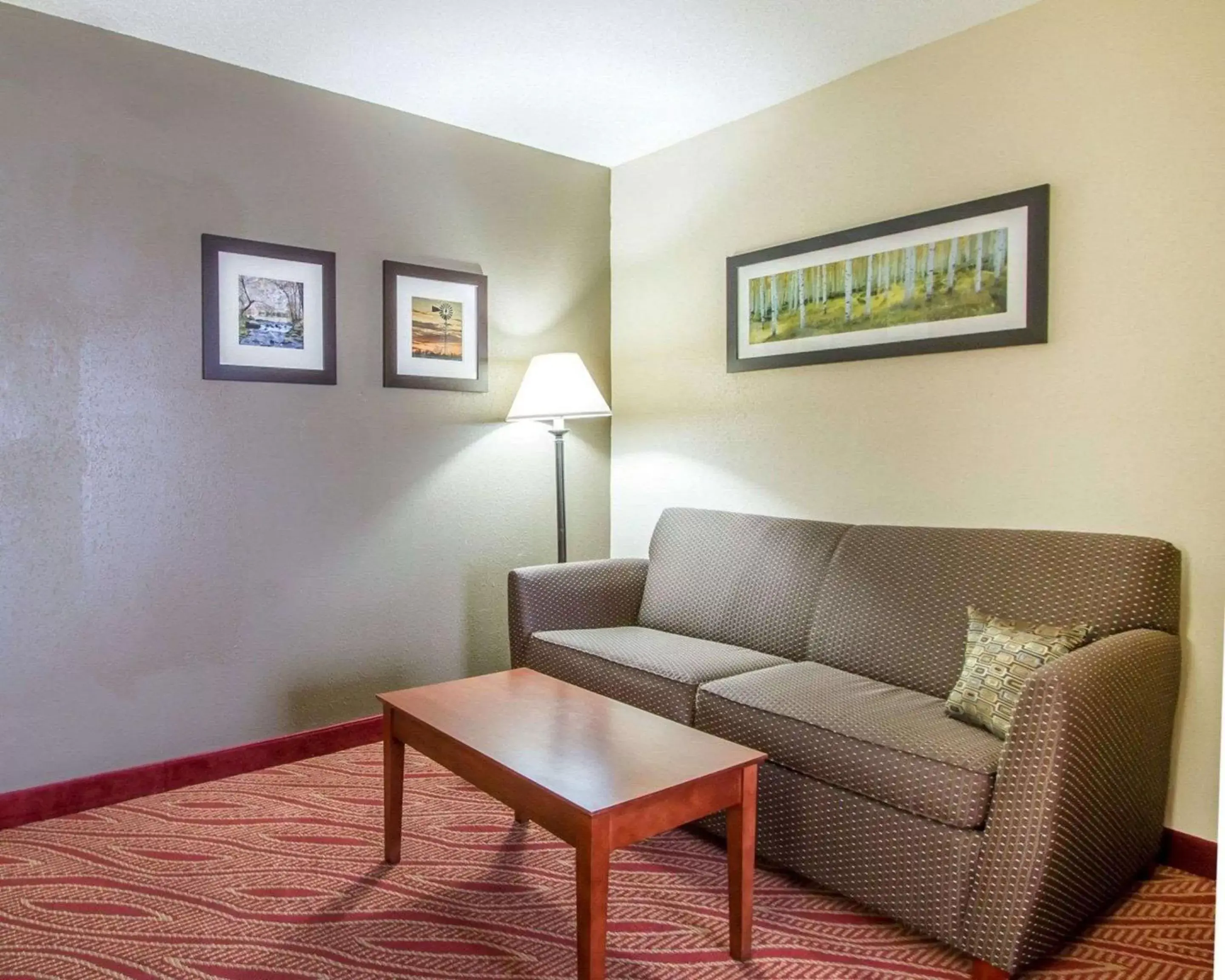 Photo of the whole room, Seating Area in Comfort Inn Poplar Bluff North