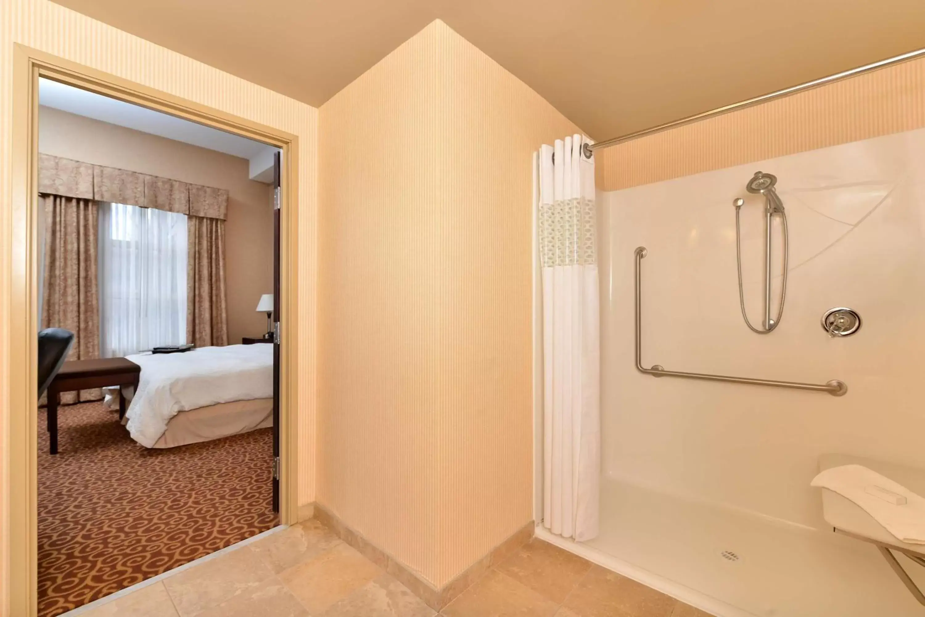 Bathroom in Hampton Inn & Suites by Hilton Edmonton International Airport