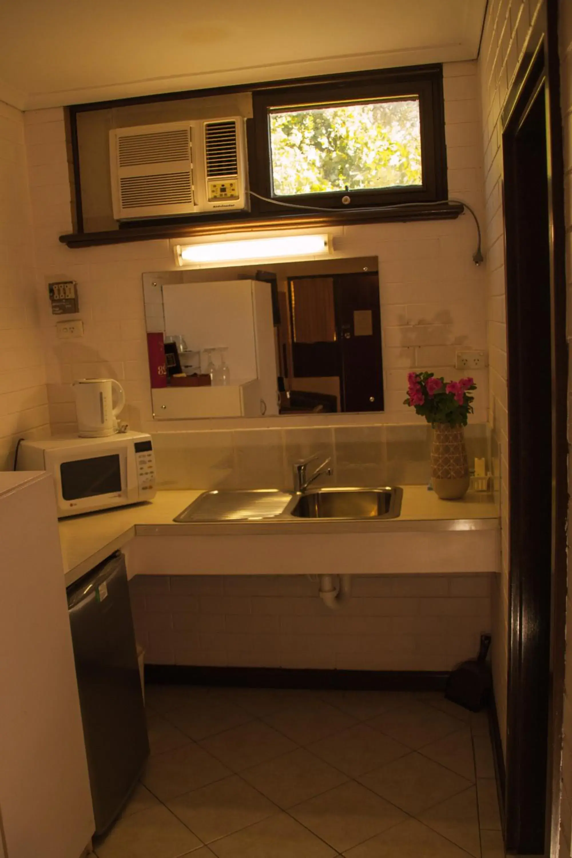 Kitchen or kitchenette, Bathroom in Angaston Vineyards Motel