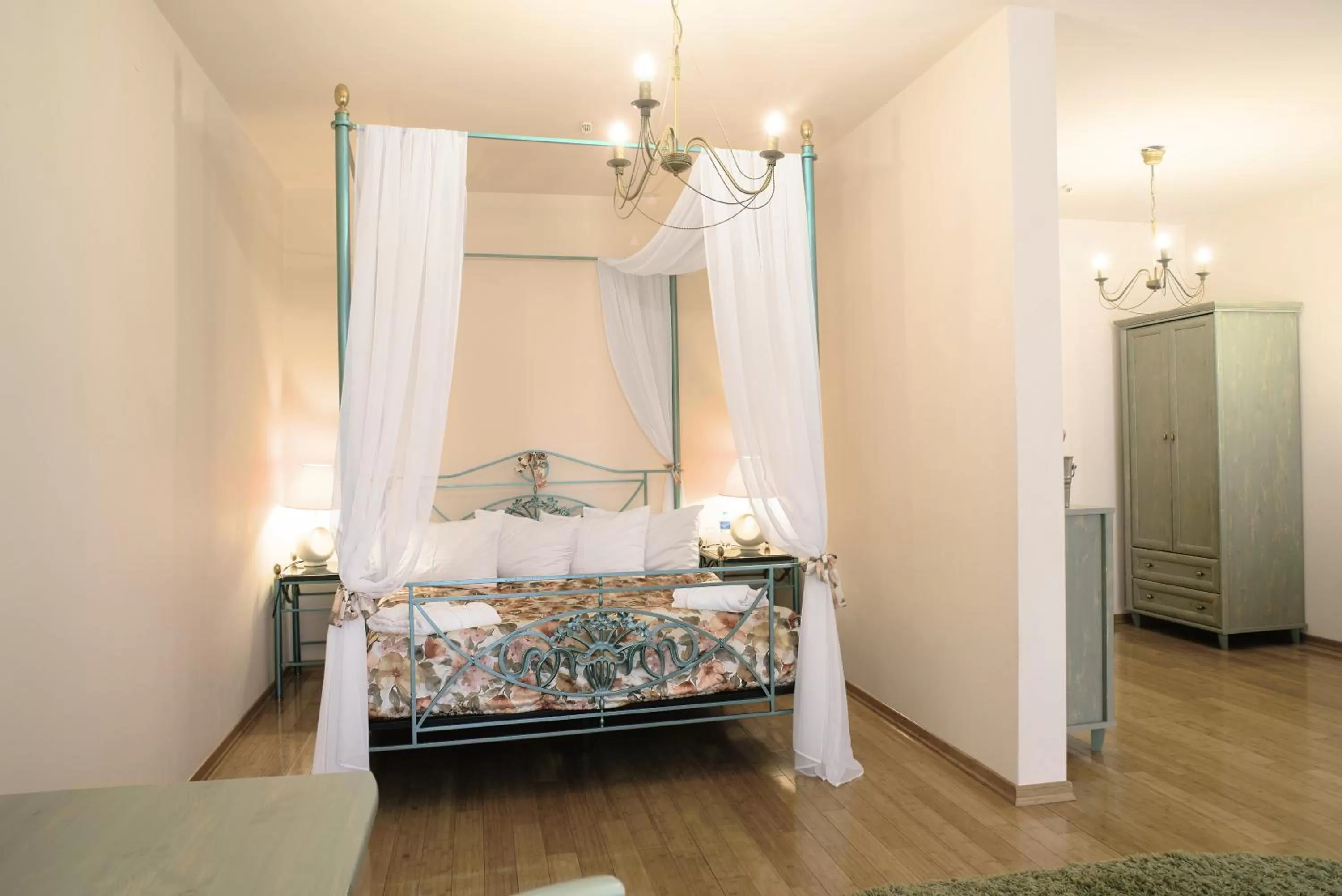 Photo of the whole room, Bed in Oscar