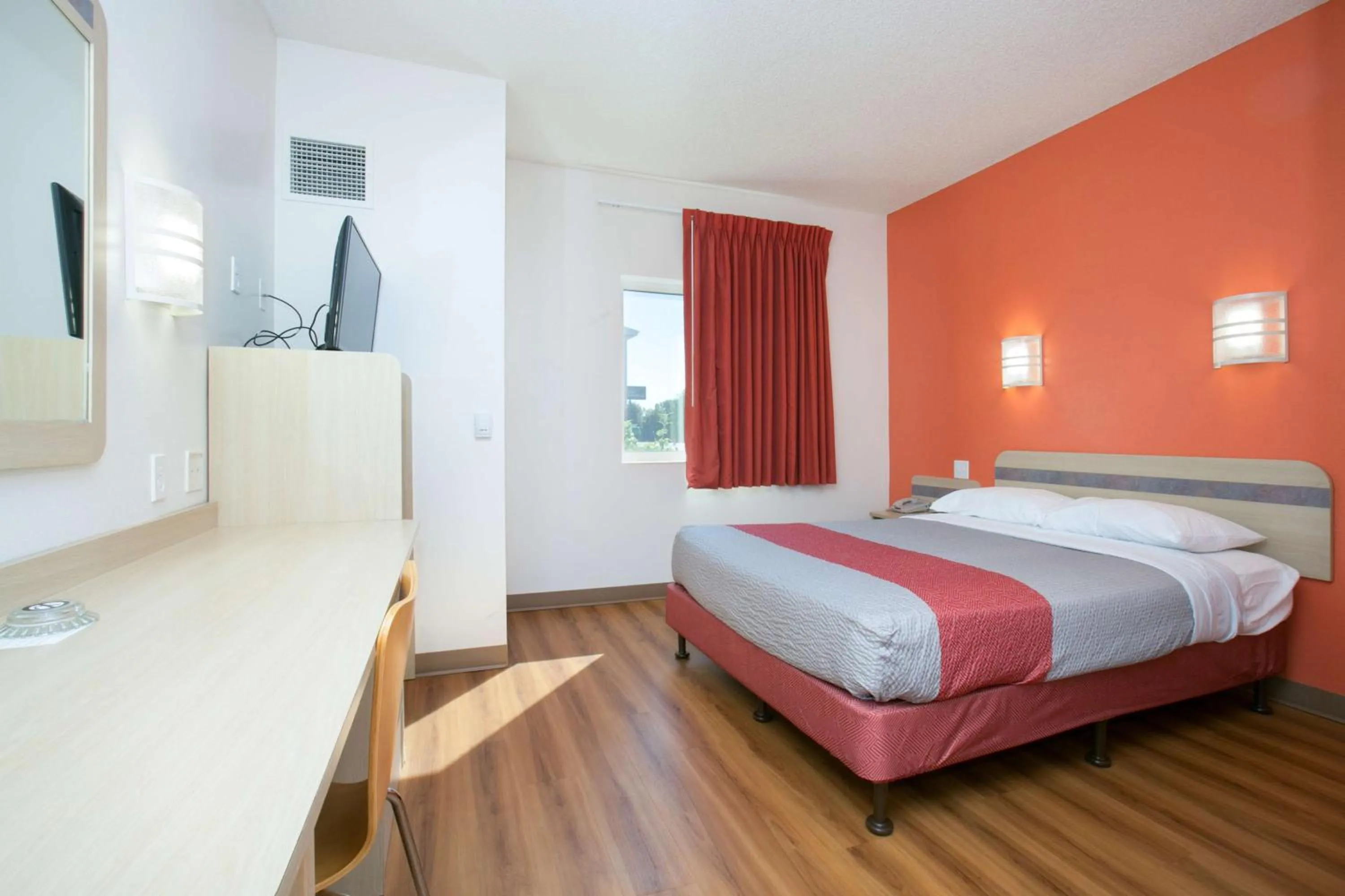 Bedroom, Bed in Motel 6-Brooklyn Center, MN - Minneapolis