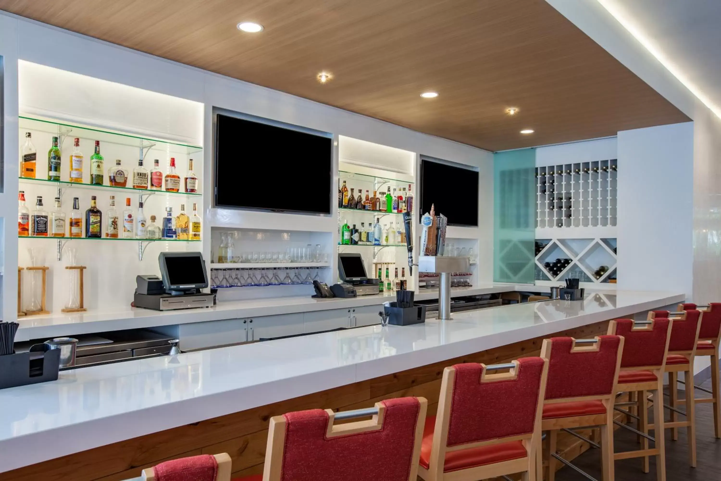 Lounge or bar, Lounge/Bar in Holiday Inn Cleveland Clinic, an IHG Hotel