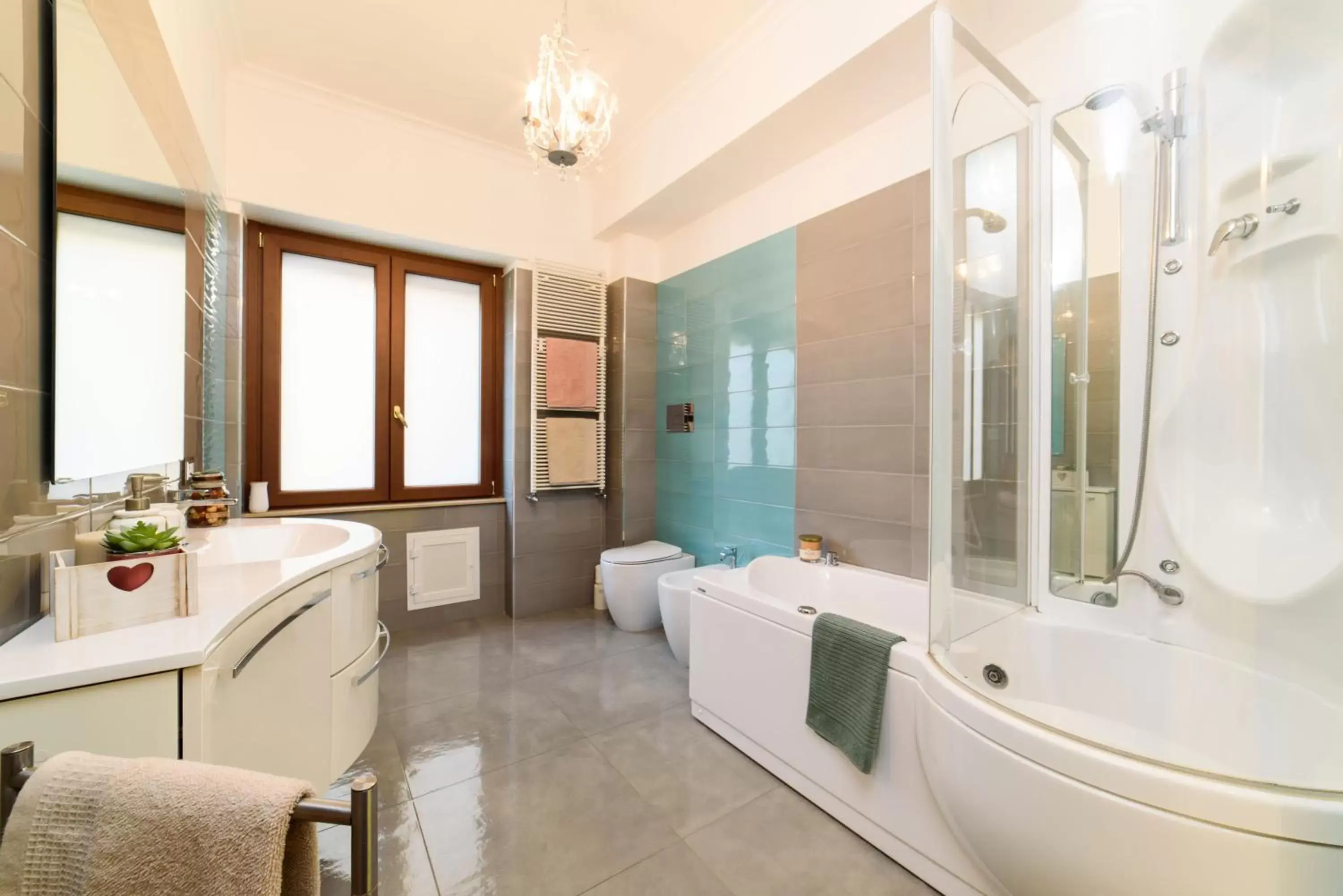 Hot Tub, Bathroom in HomeAway Salerno