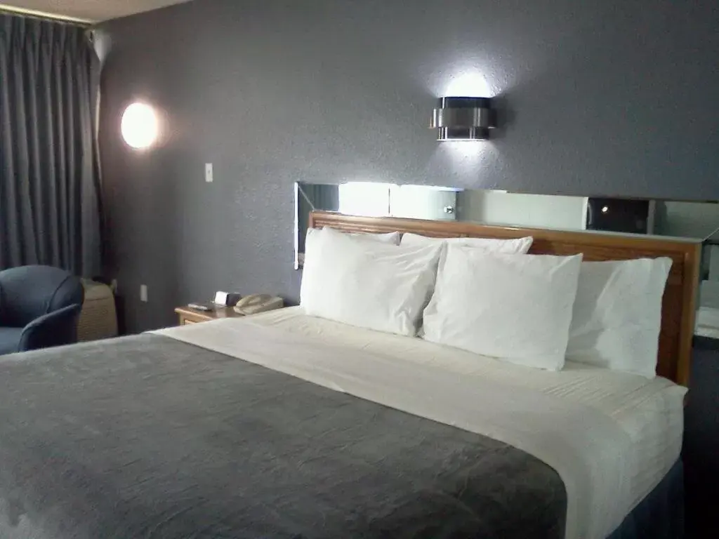 Bed in Quail's Nest Inn & Suites