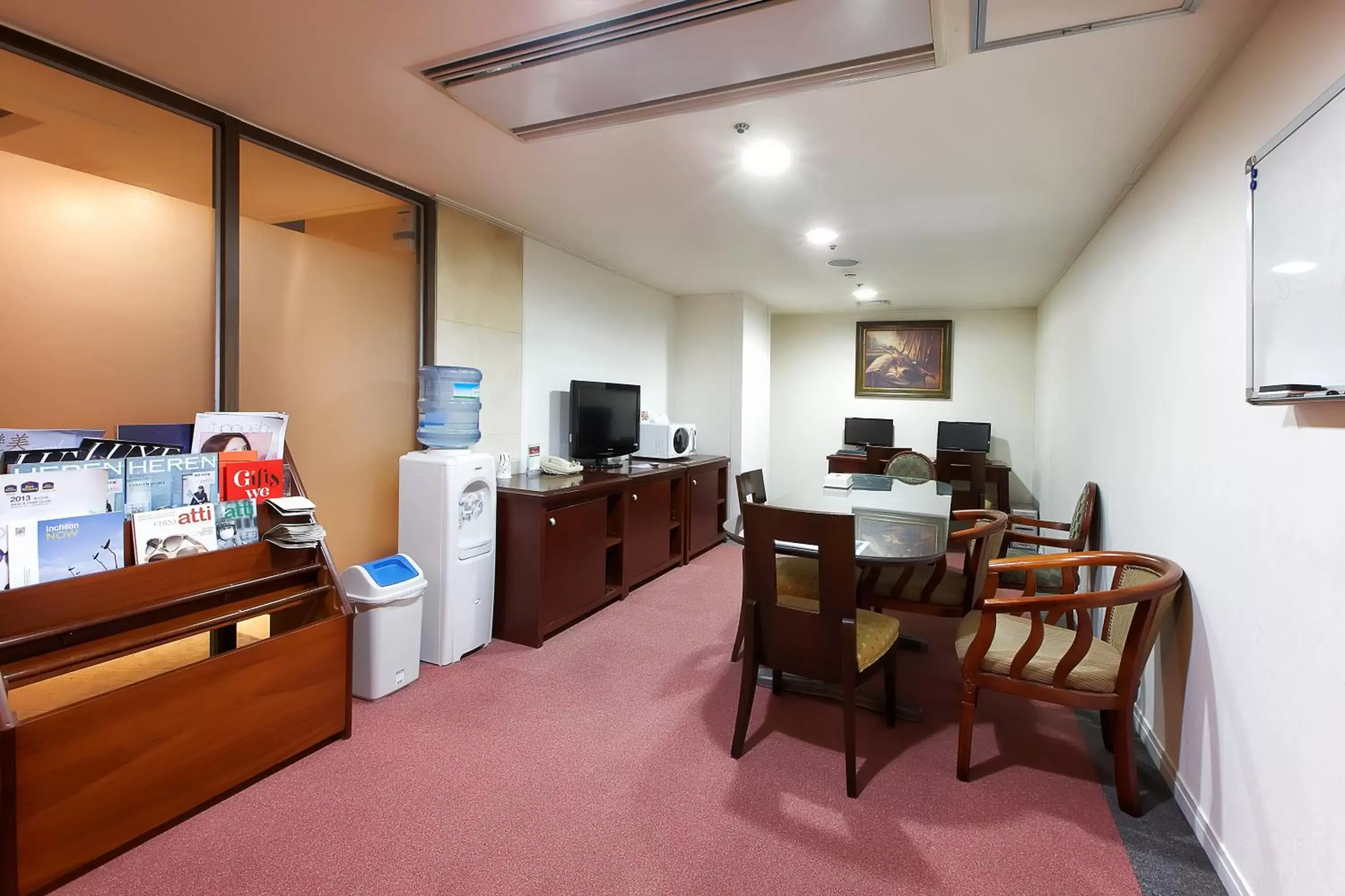 Communal lounge/ TV room in Best Western Premier Incheon Airport Hotel