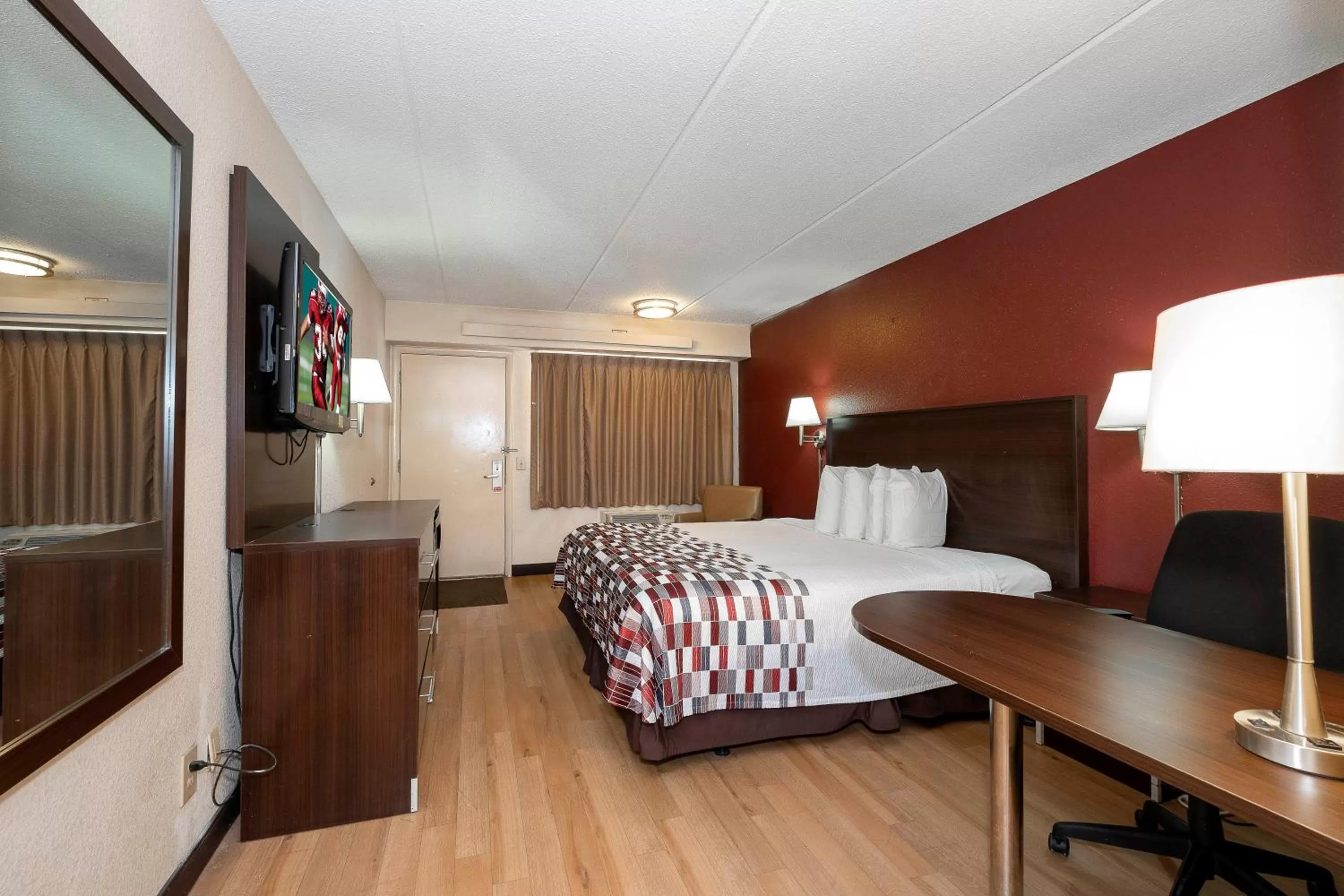 Photo of the whole room, Bed in Red Roof Inn Atlanta - Smyrna/Ballpark