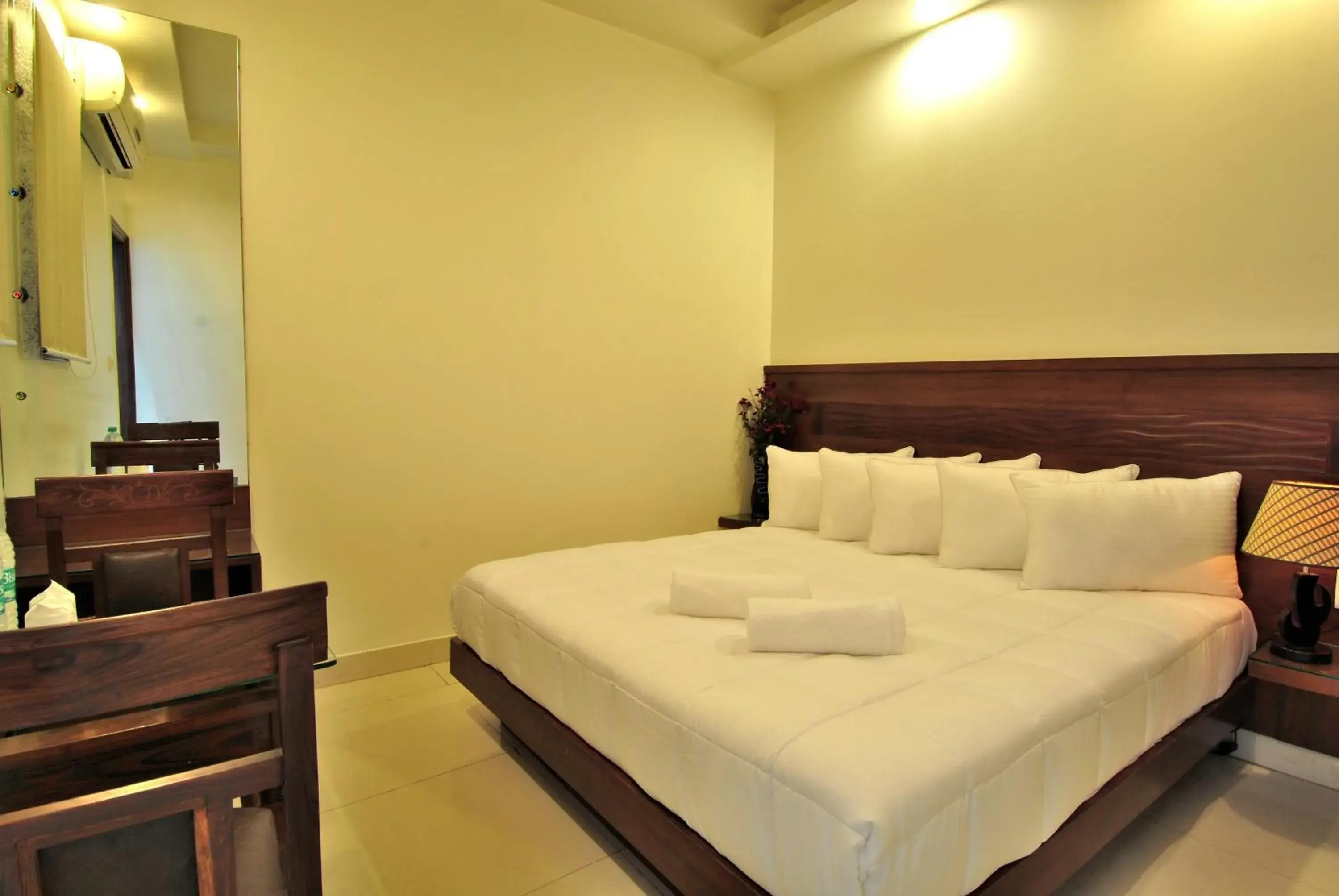 Photo of the whole room, Bed in Hotel Kings Inn, Karol Bagh, New Delhi