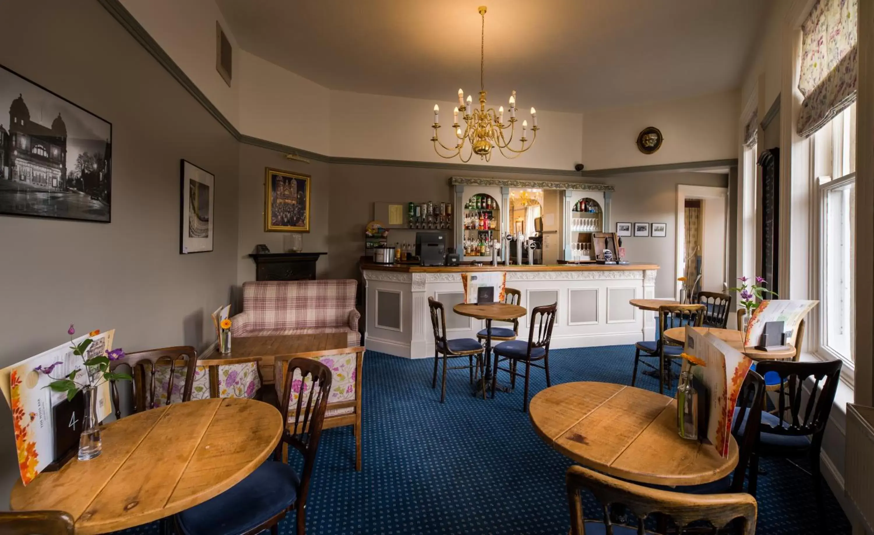 Lounge or bar, Restaurant/Places to Eat in Old Hall Hotel