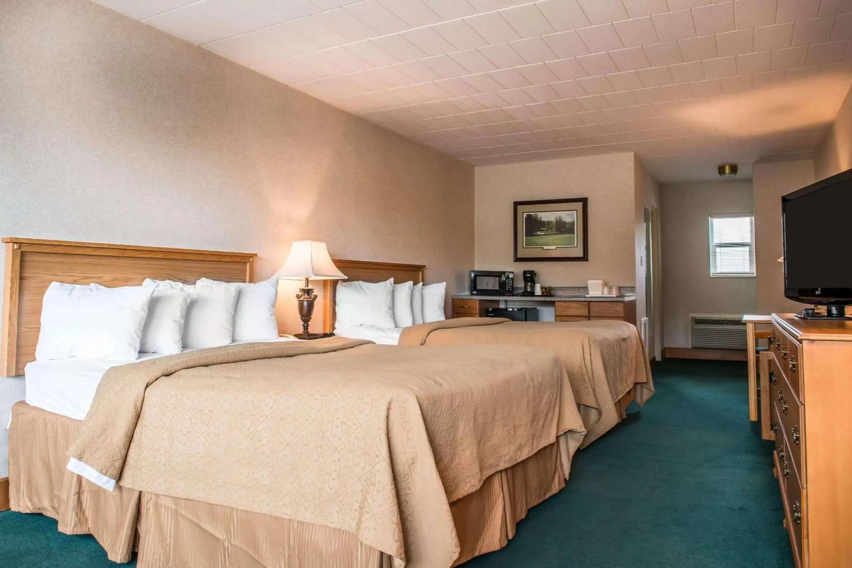 Photo of the whole room, Bed in Quality Inn Pittsburgh Airport