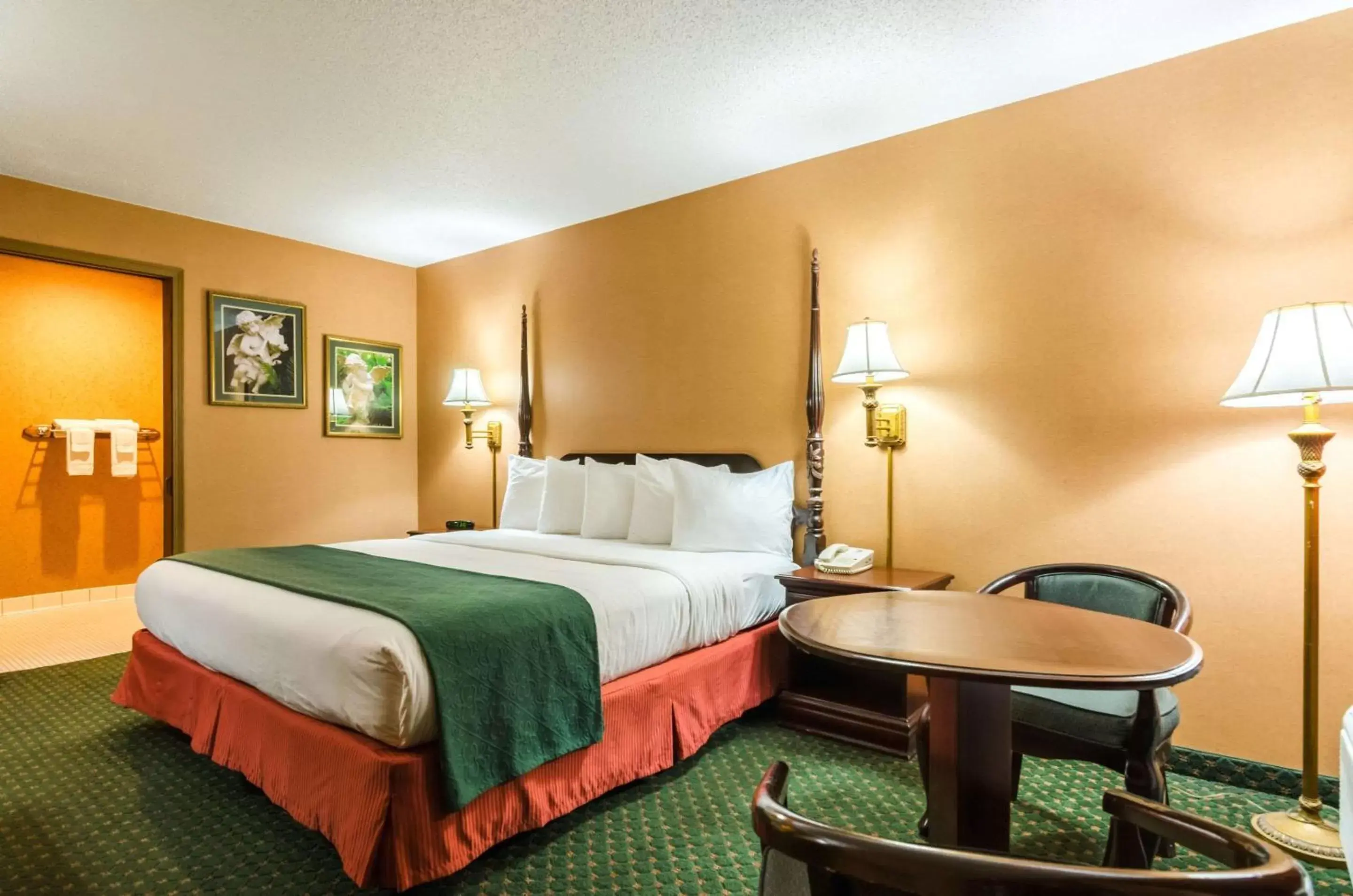 Photo of the whole room, Bed in Quality Inn Eureka Springs South