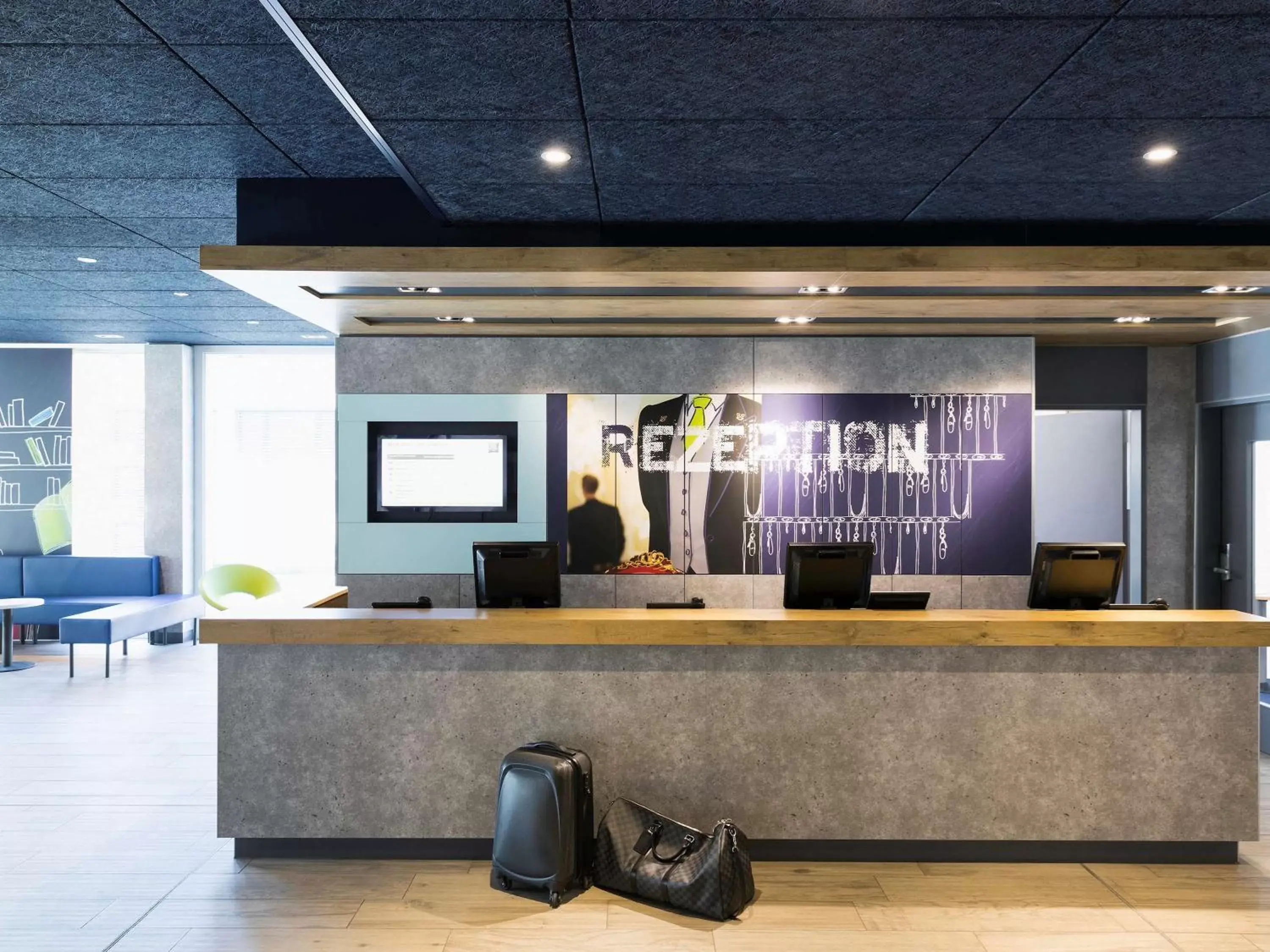 Property building, Lobby/Reception in ibis budget Zurich Airport