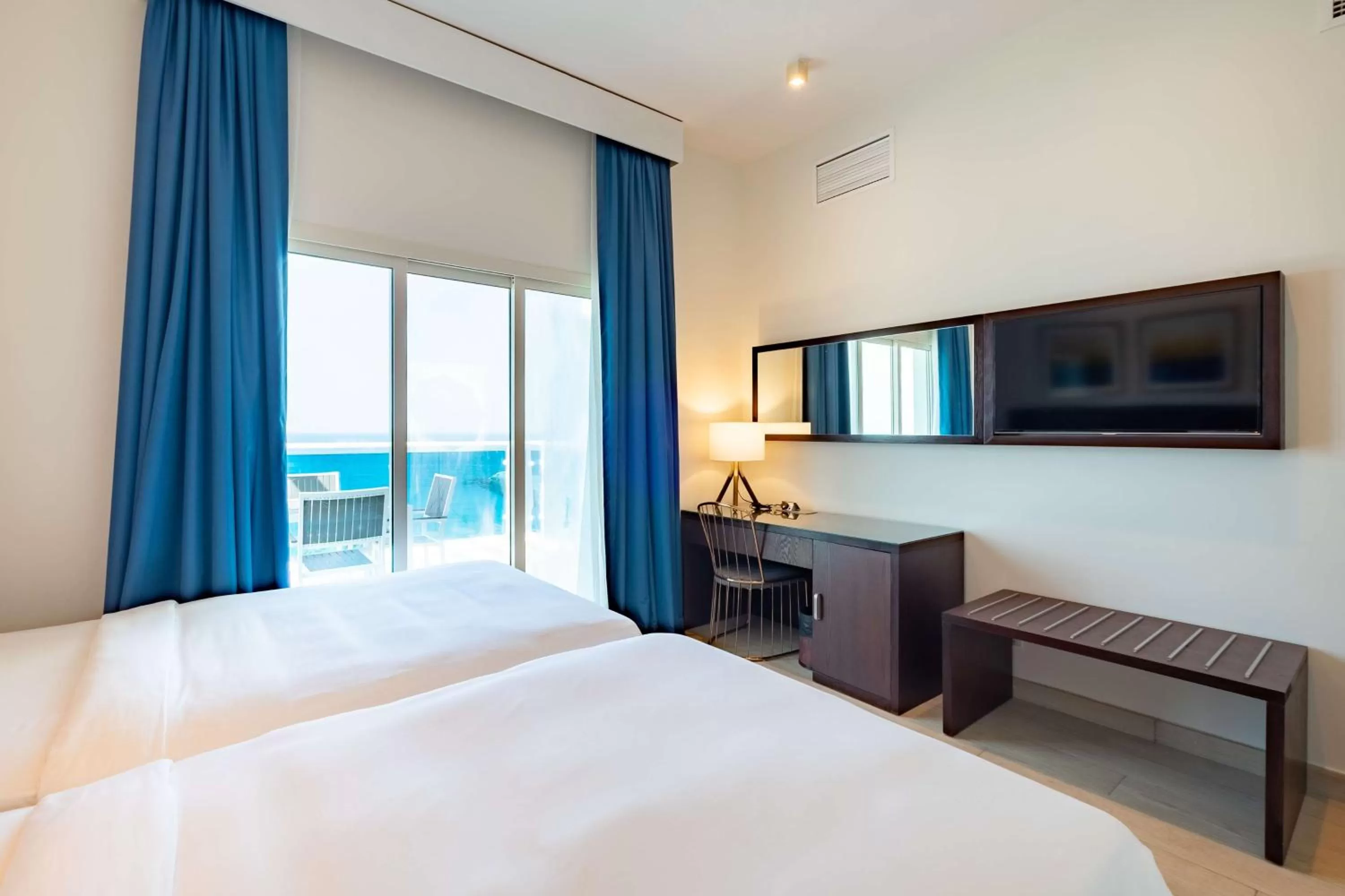 Bedroom, Bed in Radisson Blu Resort, Fujairah