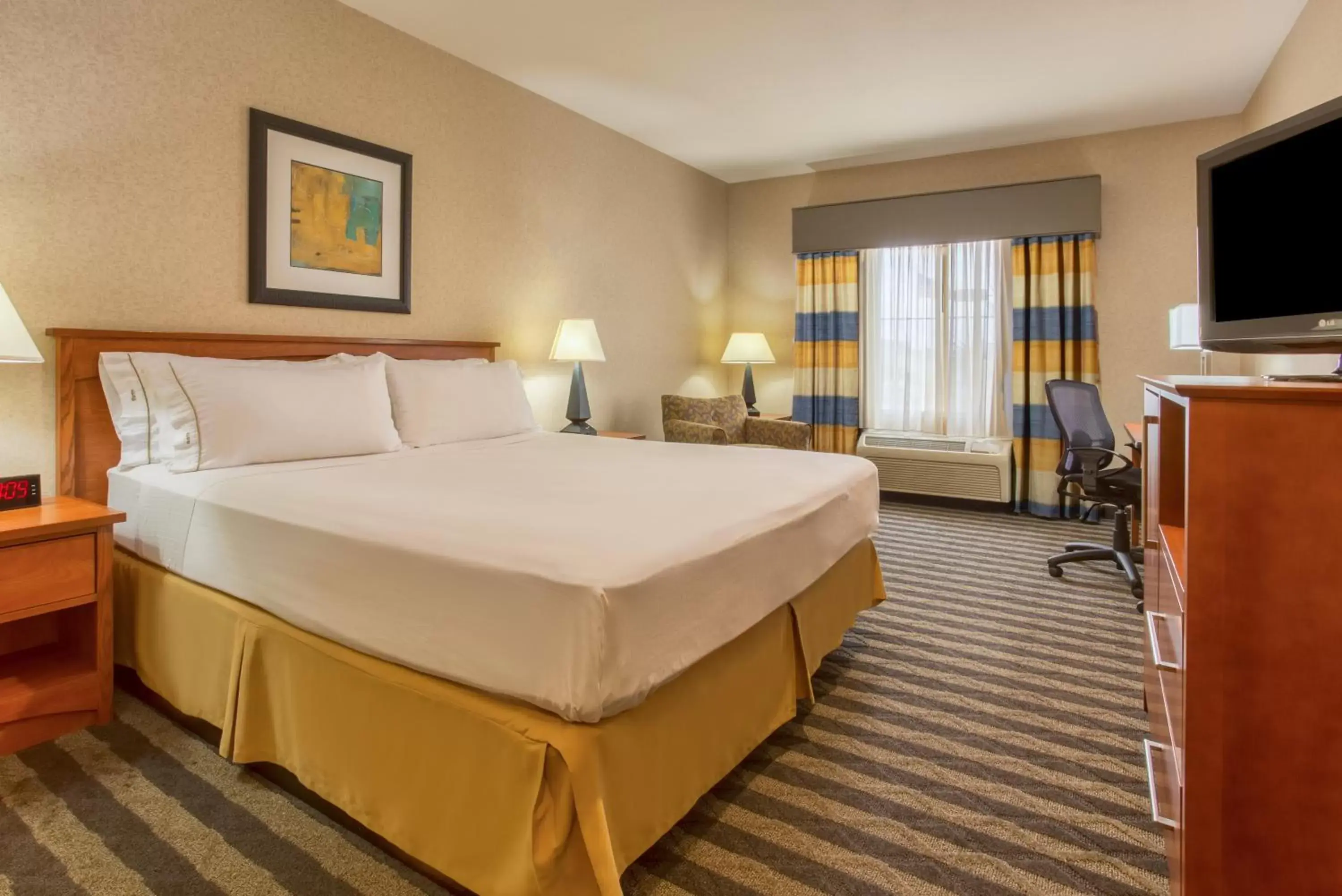 Photo of the whole room, Bed in Holiday Inn Express Hotel & Suites Manteca, an IHG Hotel