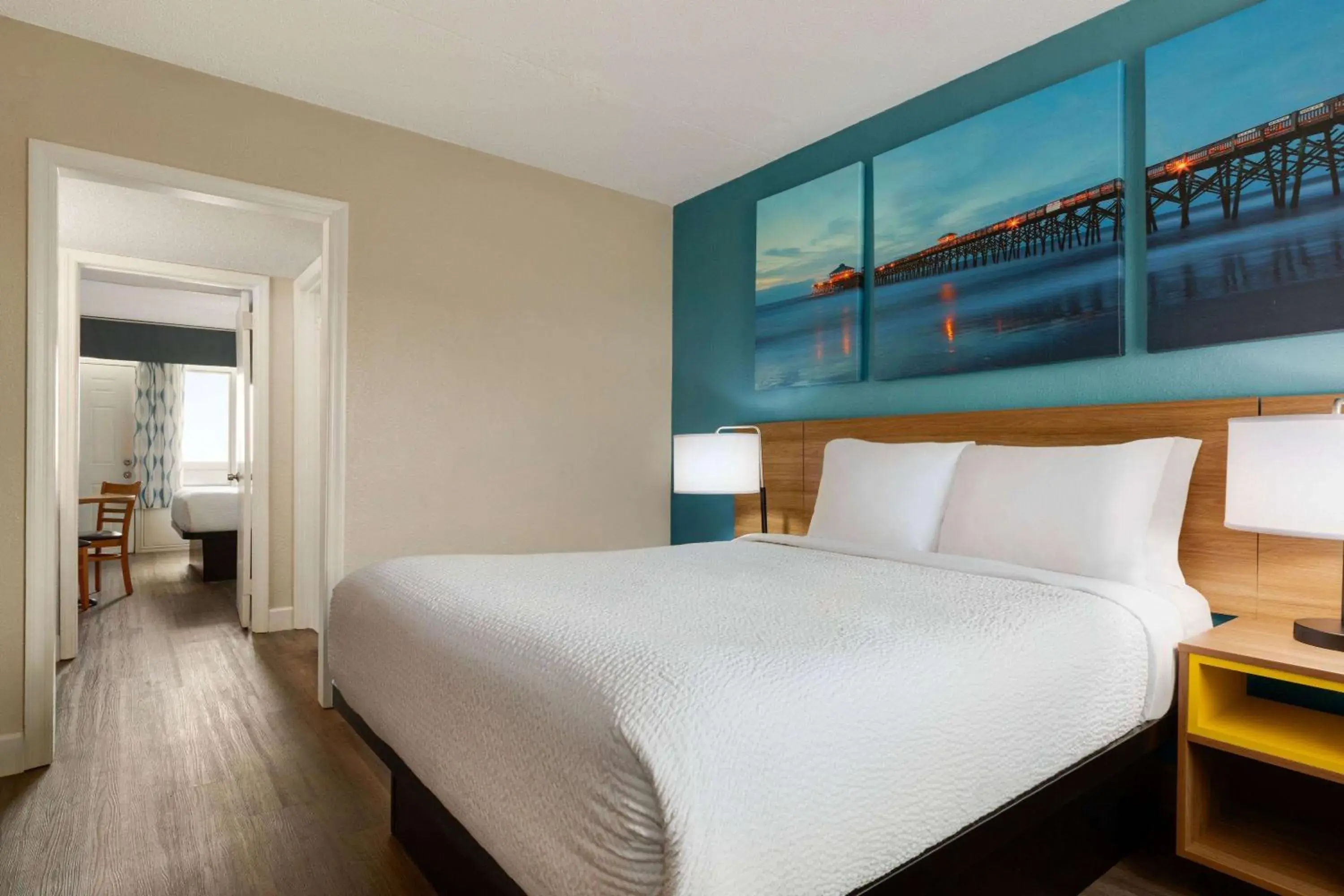 Photo of the whole room, Bed in Days Inn by Wyndham Myrtle Beach-Beach Front Photo of the whole room, Bed in Days Inn by Wyndham Myrtle Beach-Beach Front