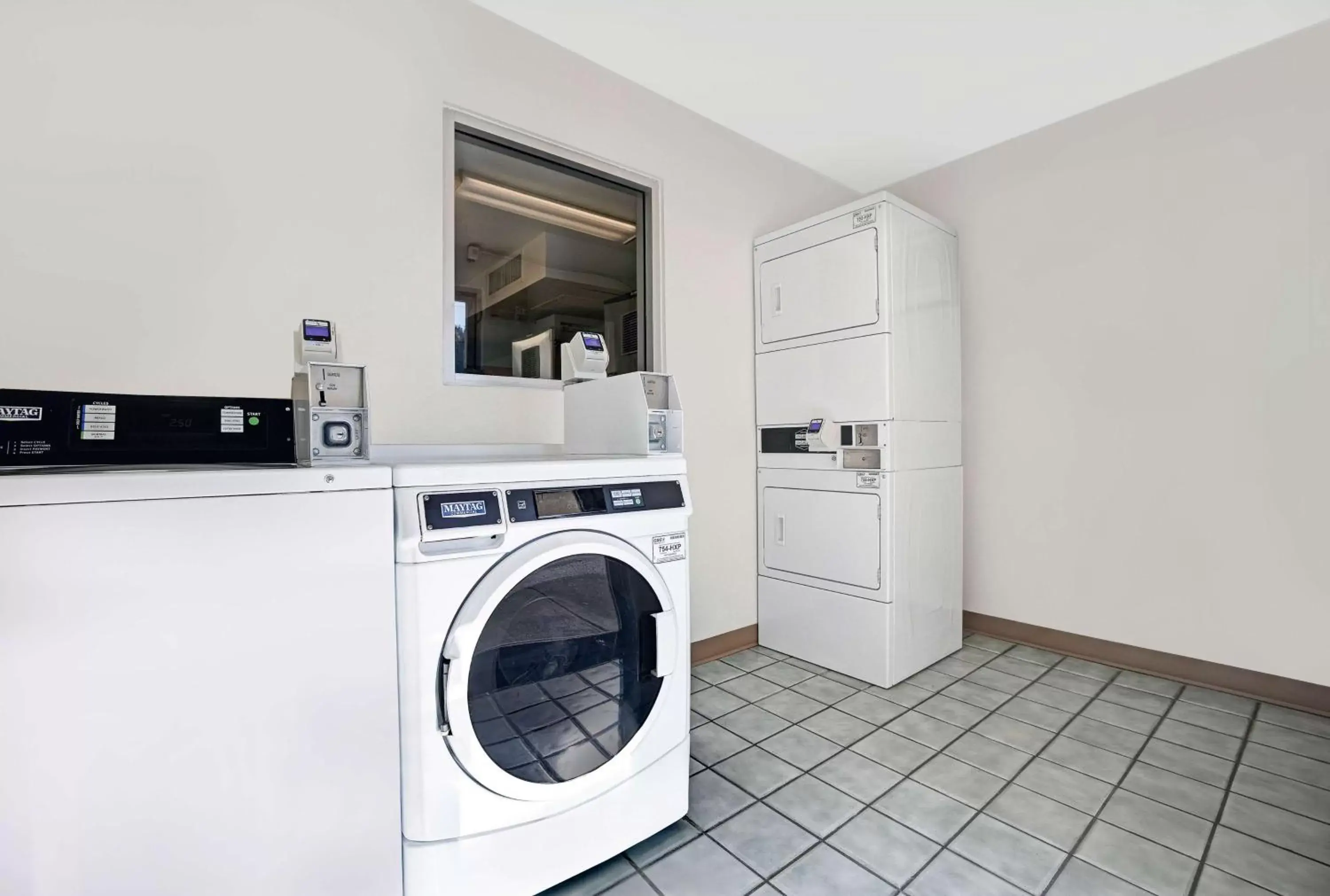 laundry, Kitchen/Kitchenette in Motel 6-Troutdale, OR - Portland East