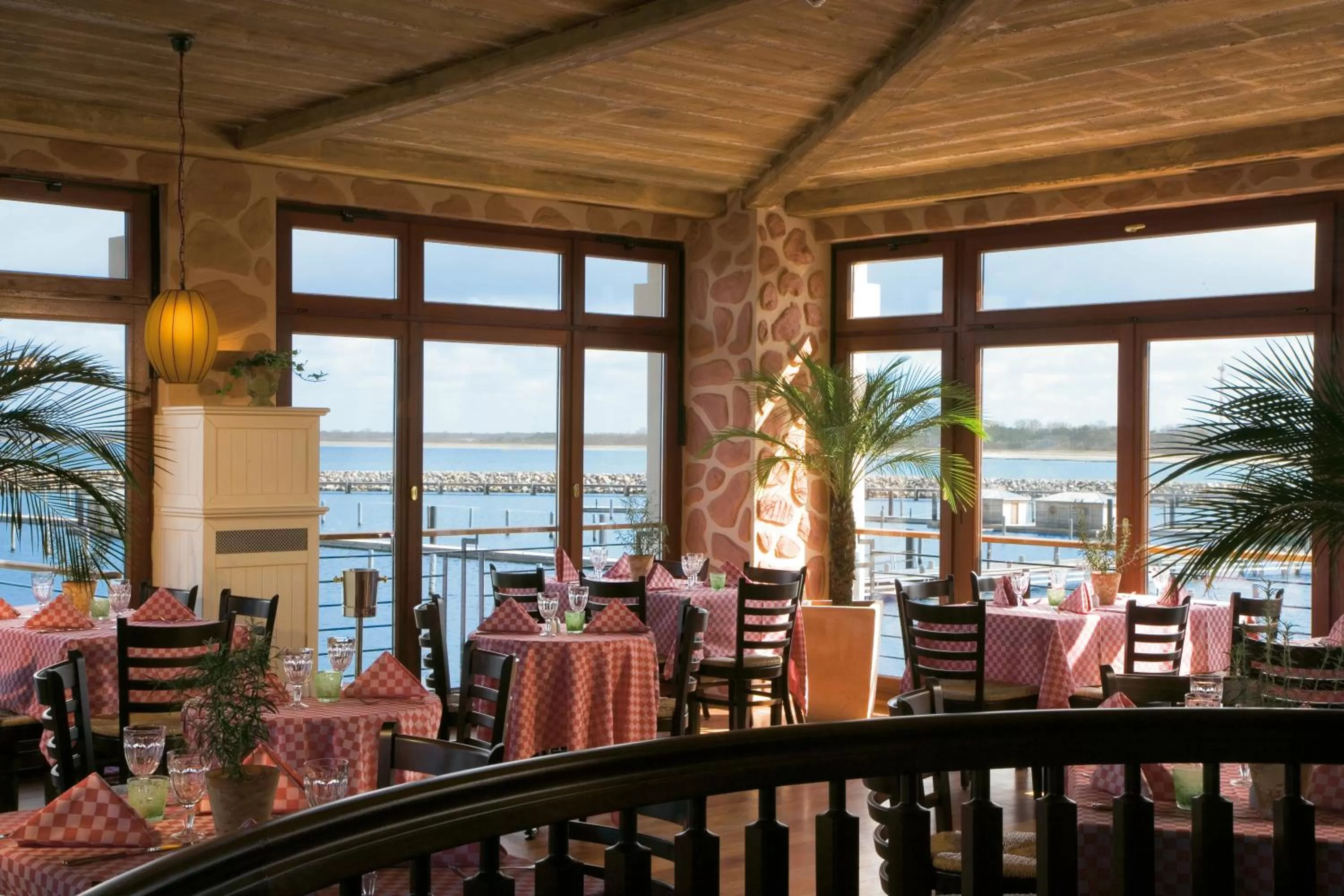 Restaurant/places to eat in Yachthafenresidenz Hohe Düne