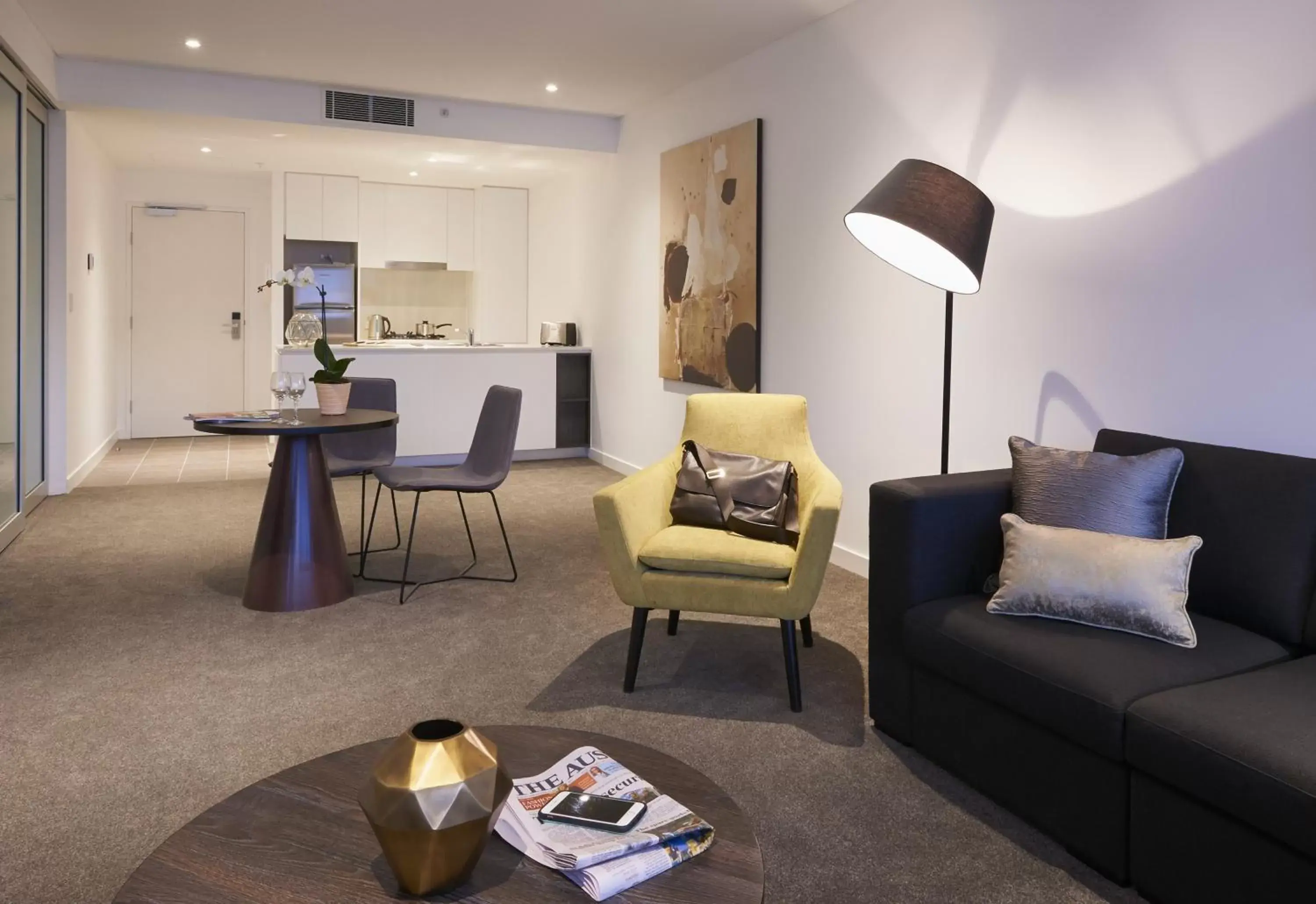 Kitchen or kitchenette, Seating Area in Silkari Suites at Chatswood