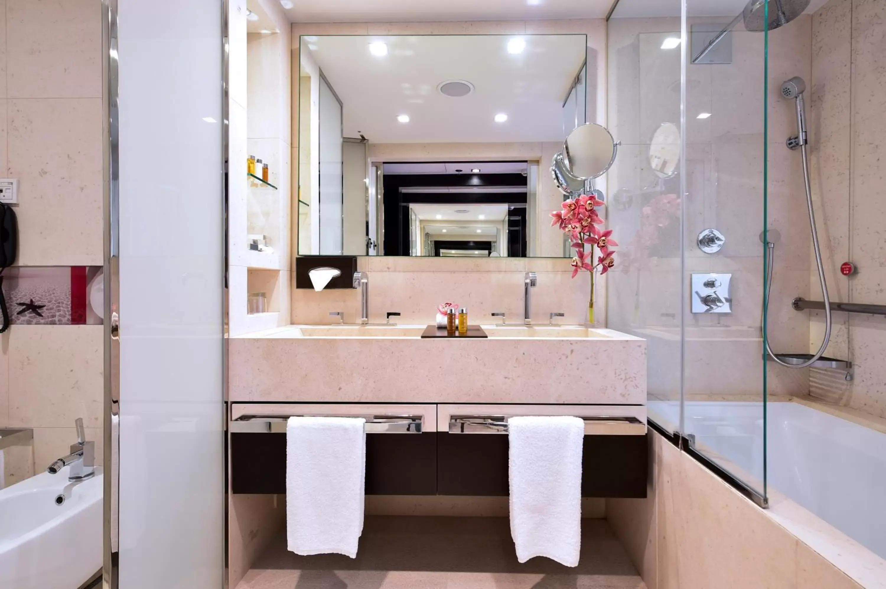 Bathroom in Porto Palácio Hotel by The Editory