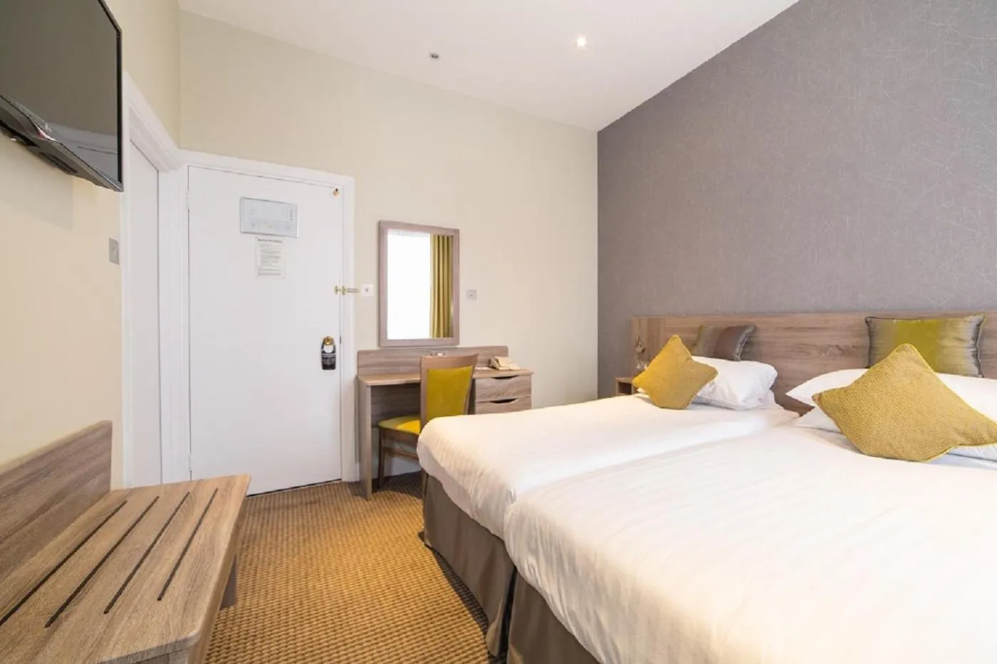 Bedroom, Bed in Phoenix Hotel