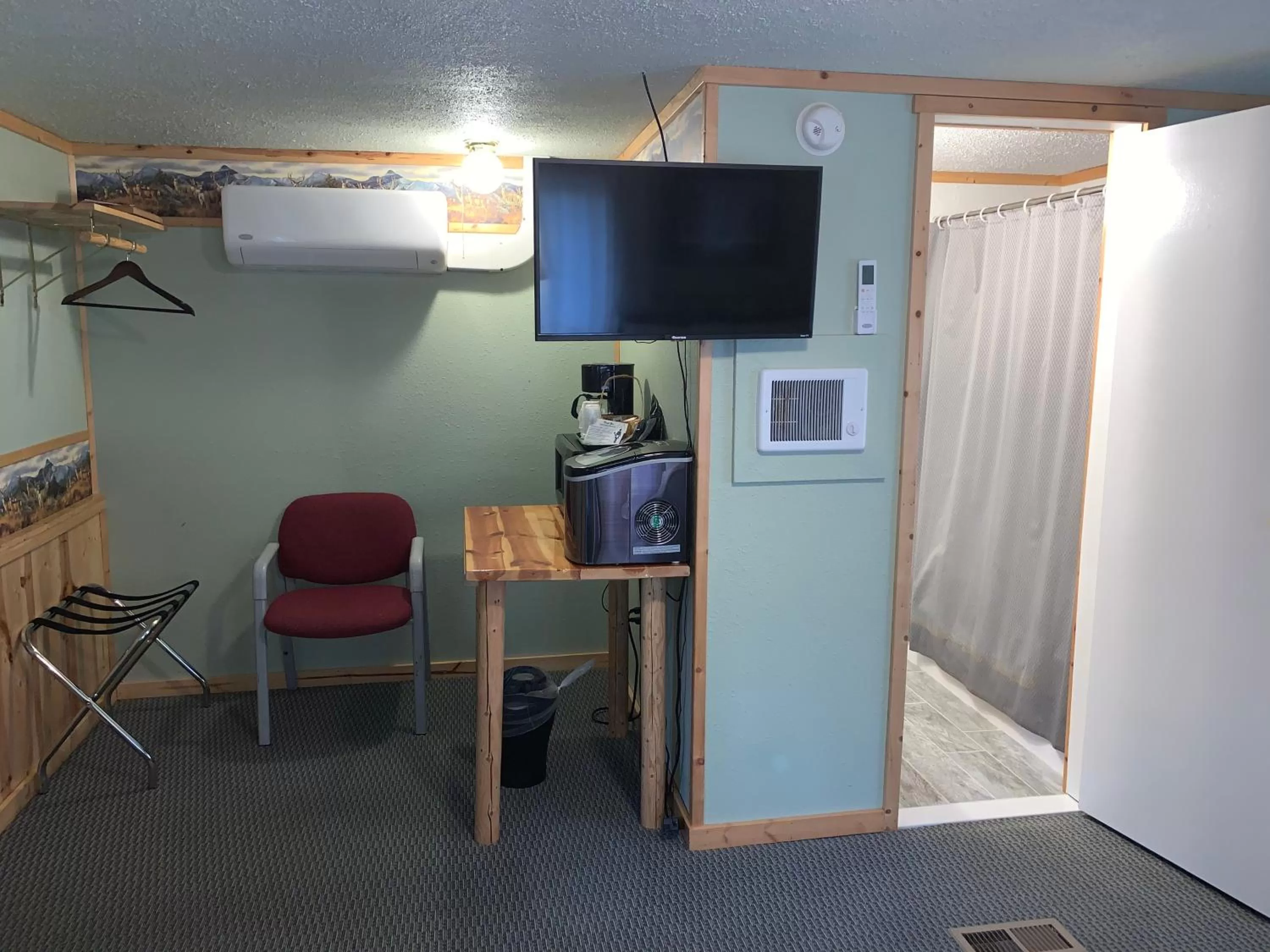 TV and multimedia, TV/Entertainment Center in Glacier Haven Inn