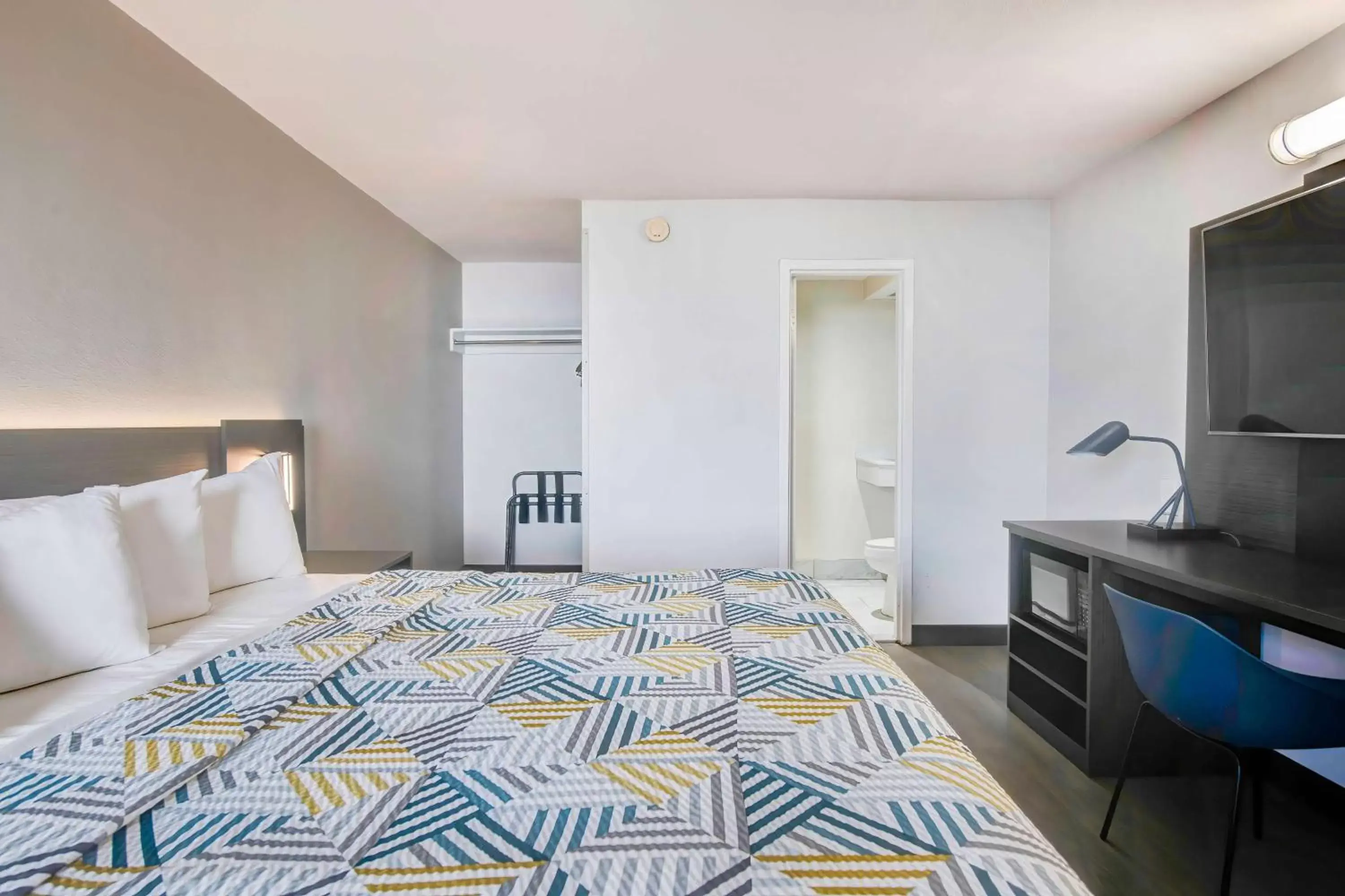 Bedroom, Bed in Motel 6 Atlanta, Ga - Midtown Bedroom, Bed in Motel 6 Atlanta, Ga - Midtown