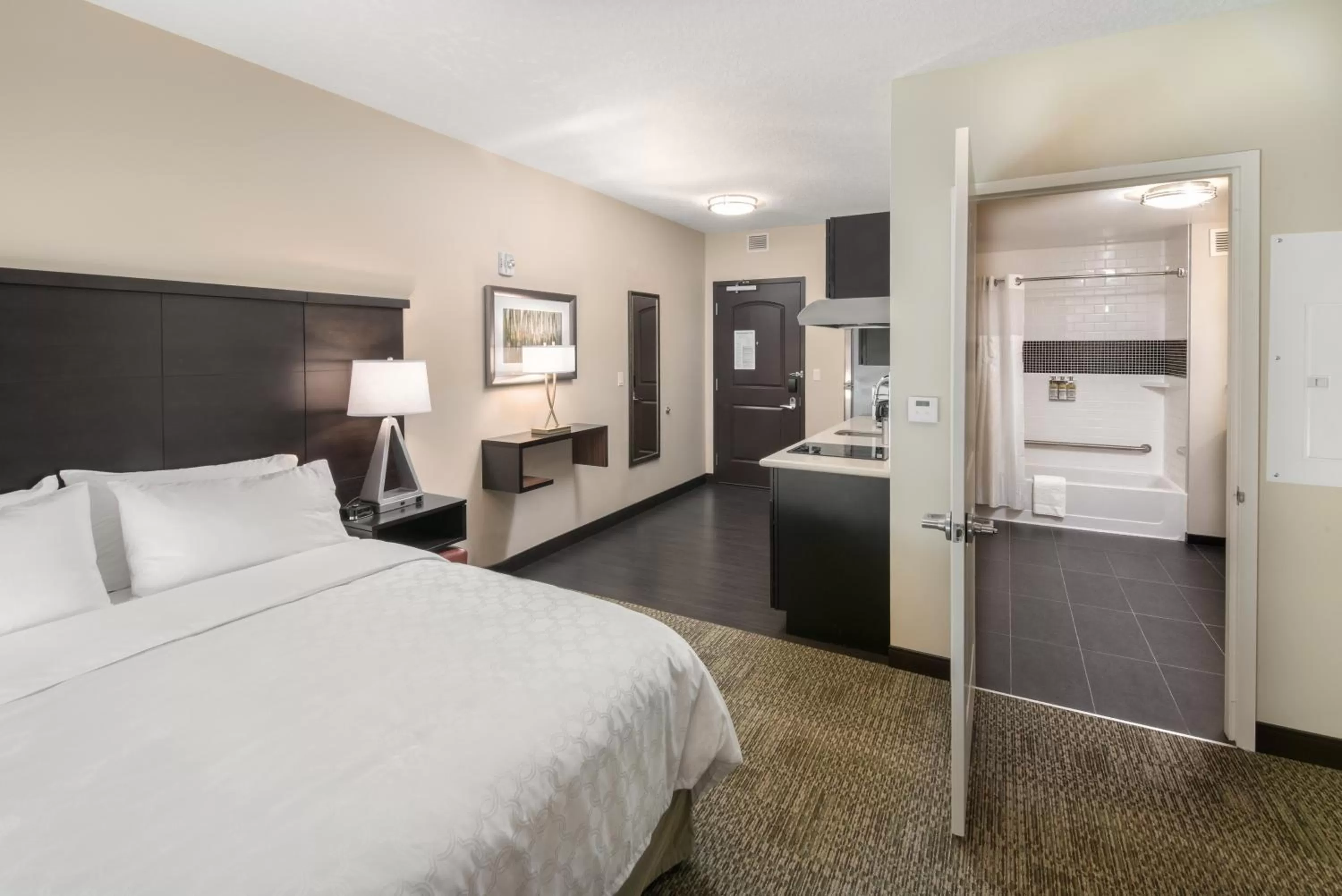 Queen Studio Suite with Bath Tub - Mobility Accessible - Non-Smoking in Staybridge Suites - Saskatoon - University, an IHG Hotel