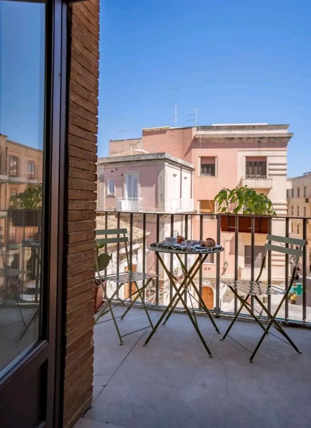 Quiet street view, Balcony/Terrace in xenìa