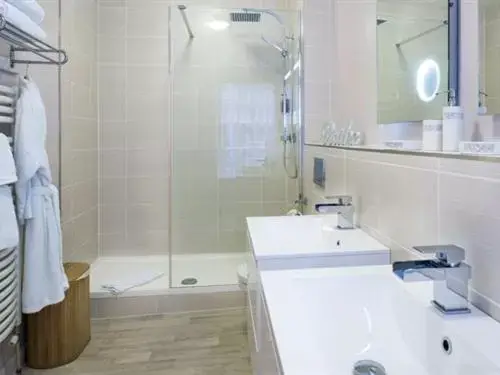 Bathroom in White Hart Hotel