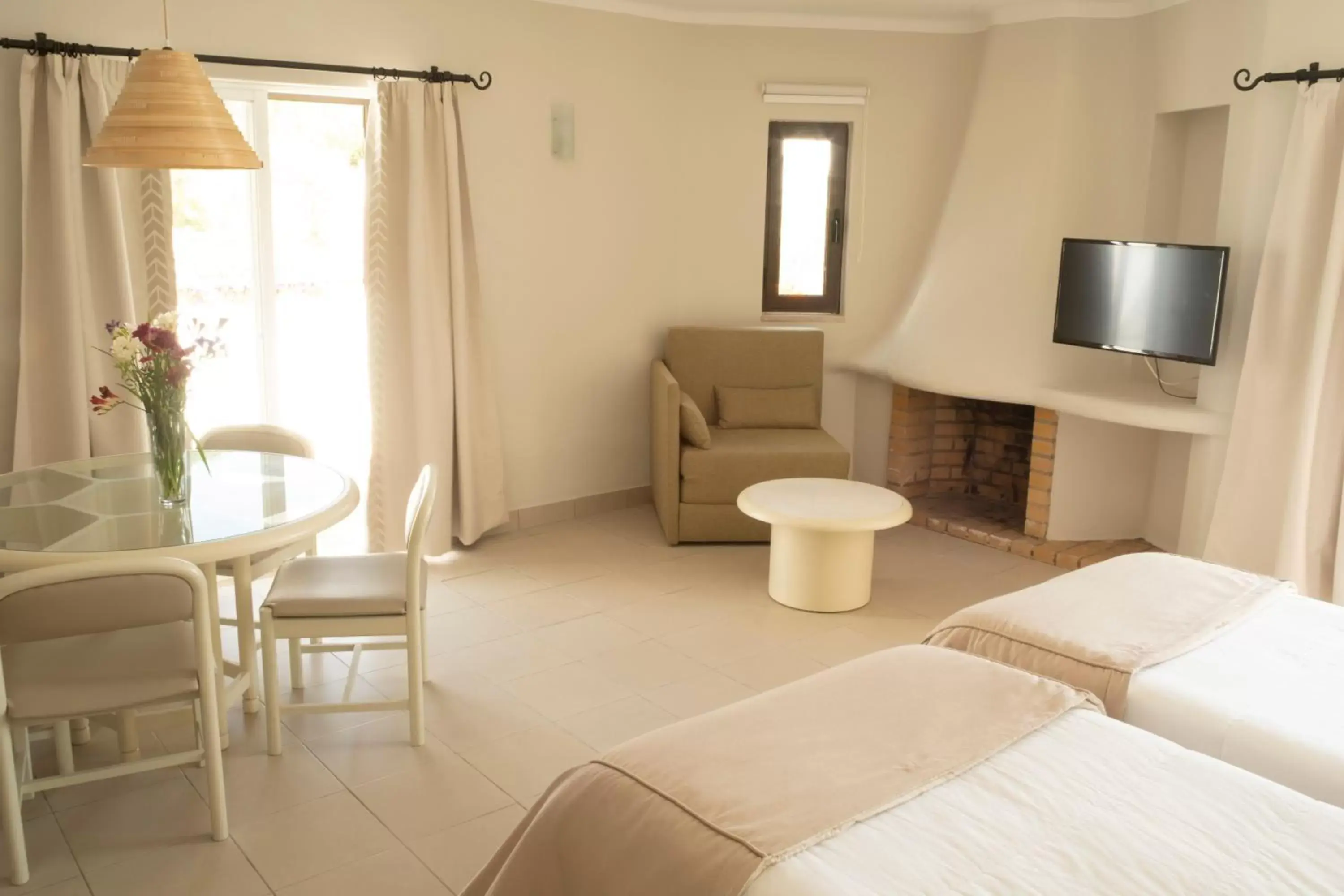 Bed, Seating Area in Clube Albufeira Garden Village