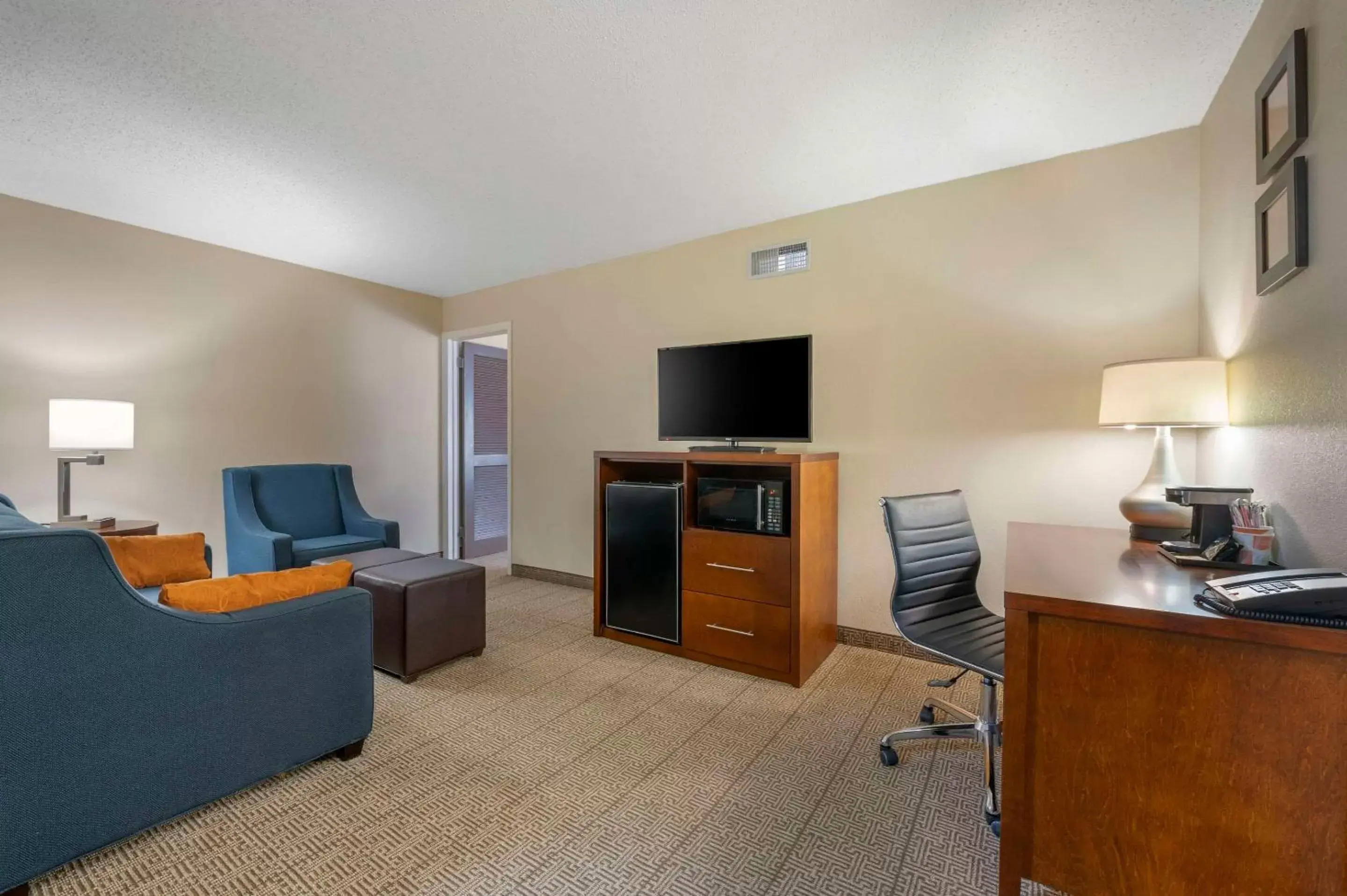 Bedroom, TV/Entertainment Center in Comfort Inn & Suites North at the Pyramids