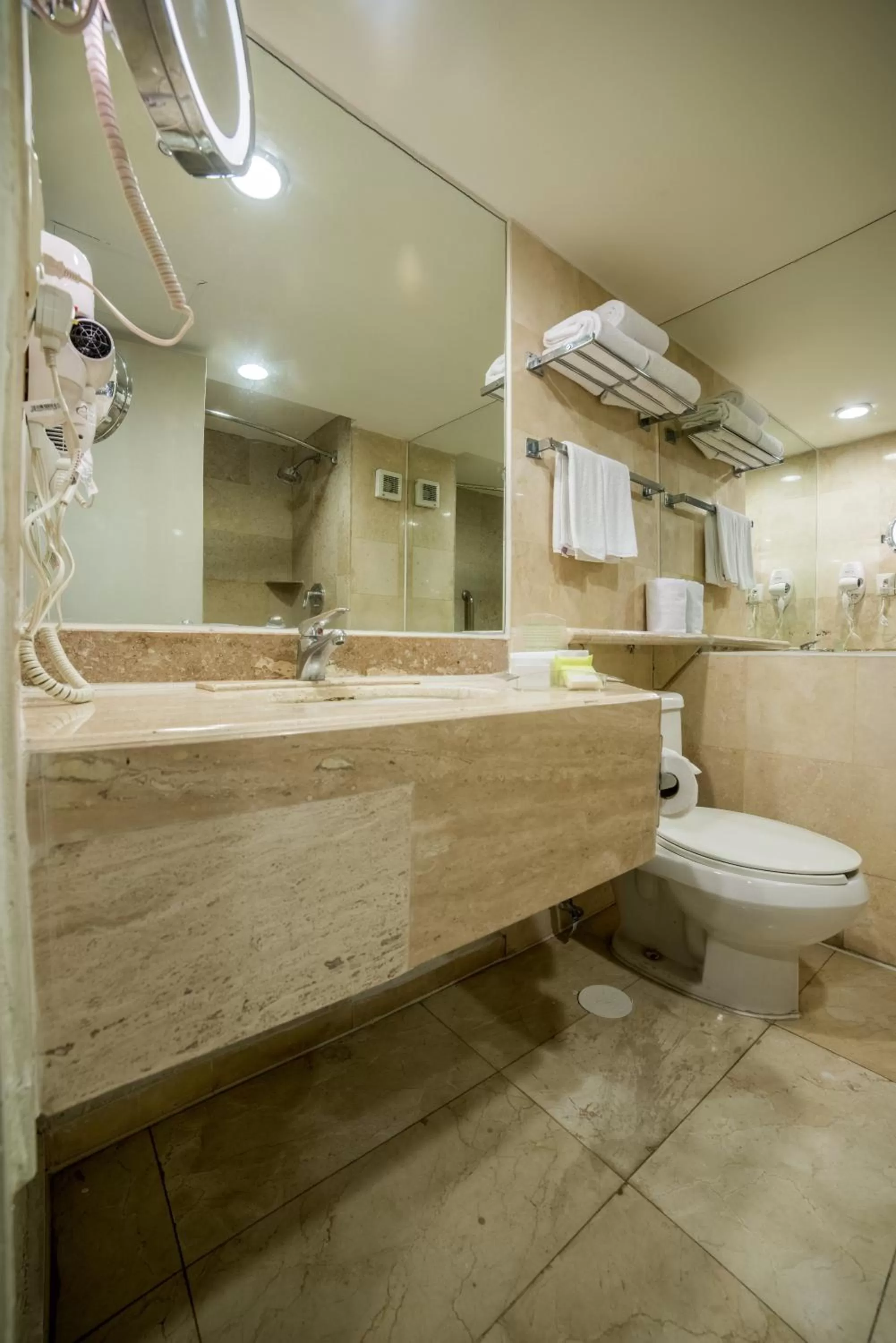 Bathroom in Holiday Inn Guadalajara Expo Plaza del Sol by IHG