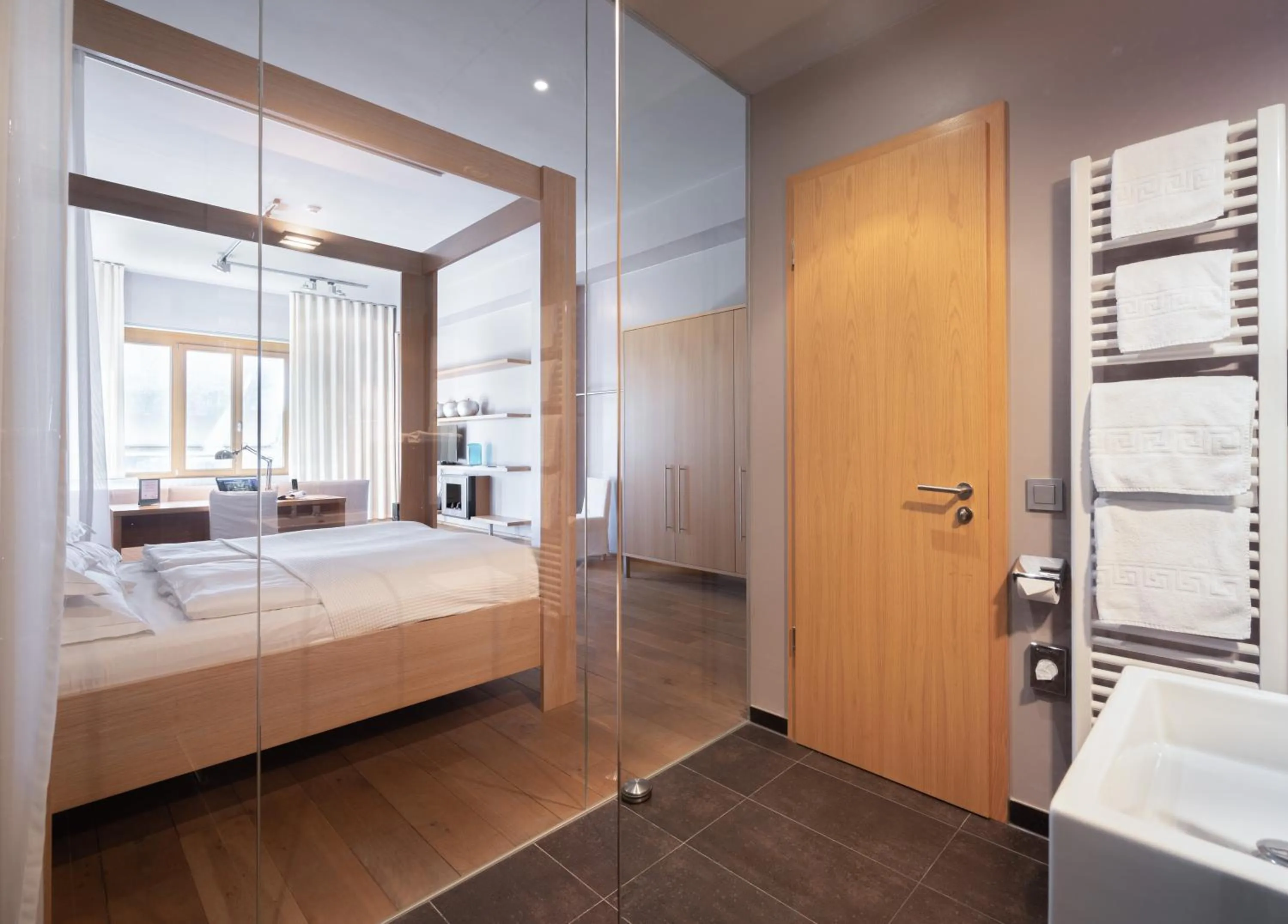 Bathroom, Bed in The New Yorker Hotel Köln-Messe