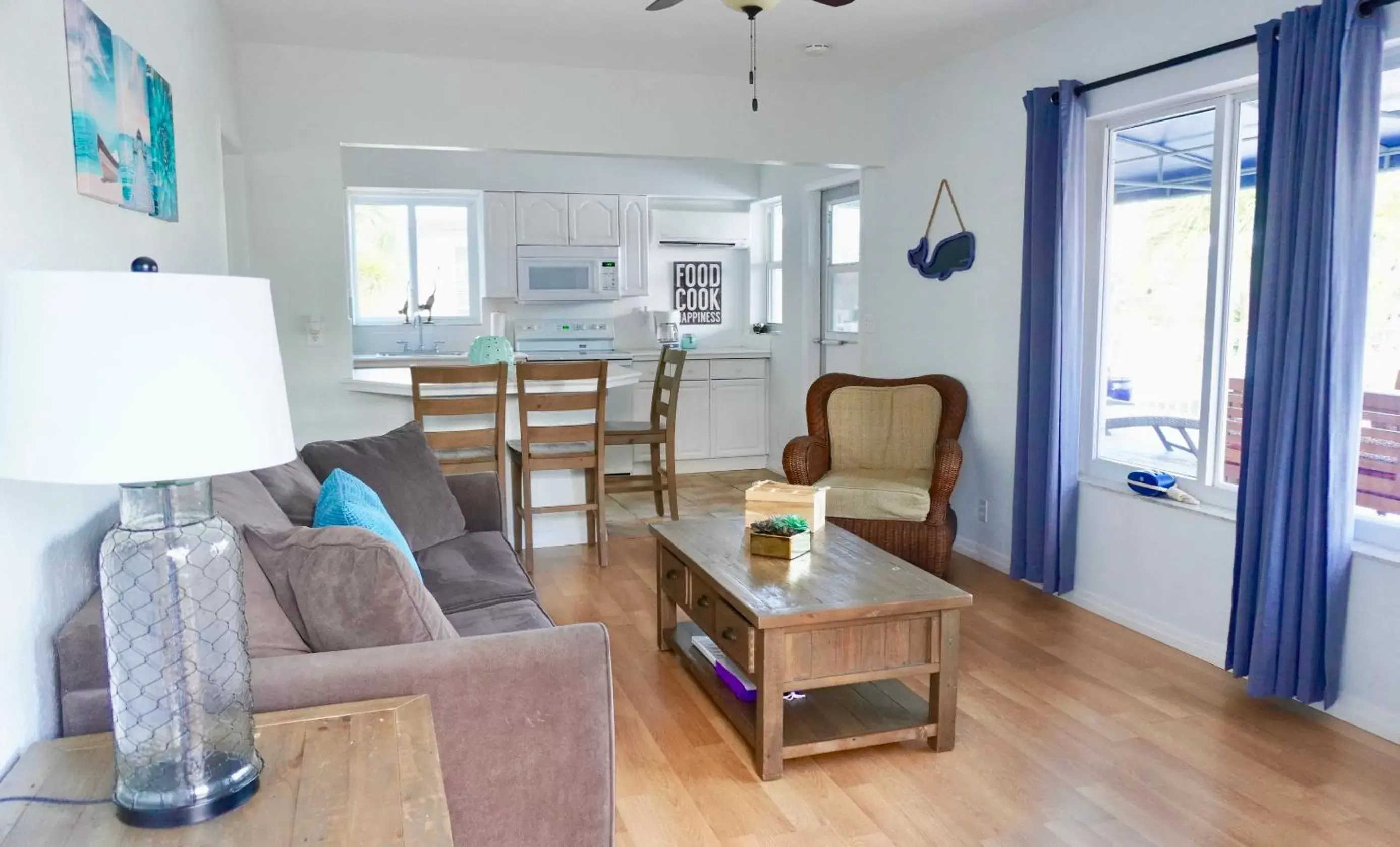 Living room, Seating Area in 4145 By The Sea Inn & Suites