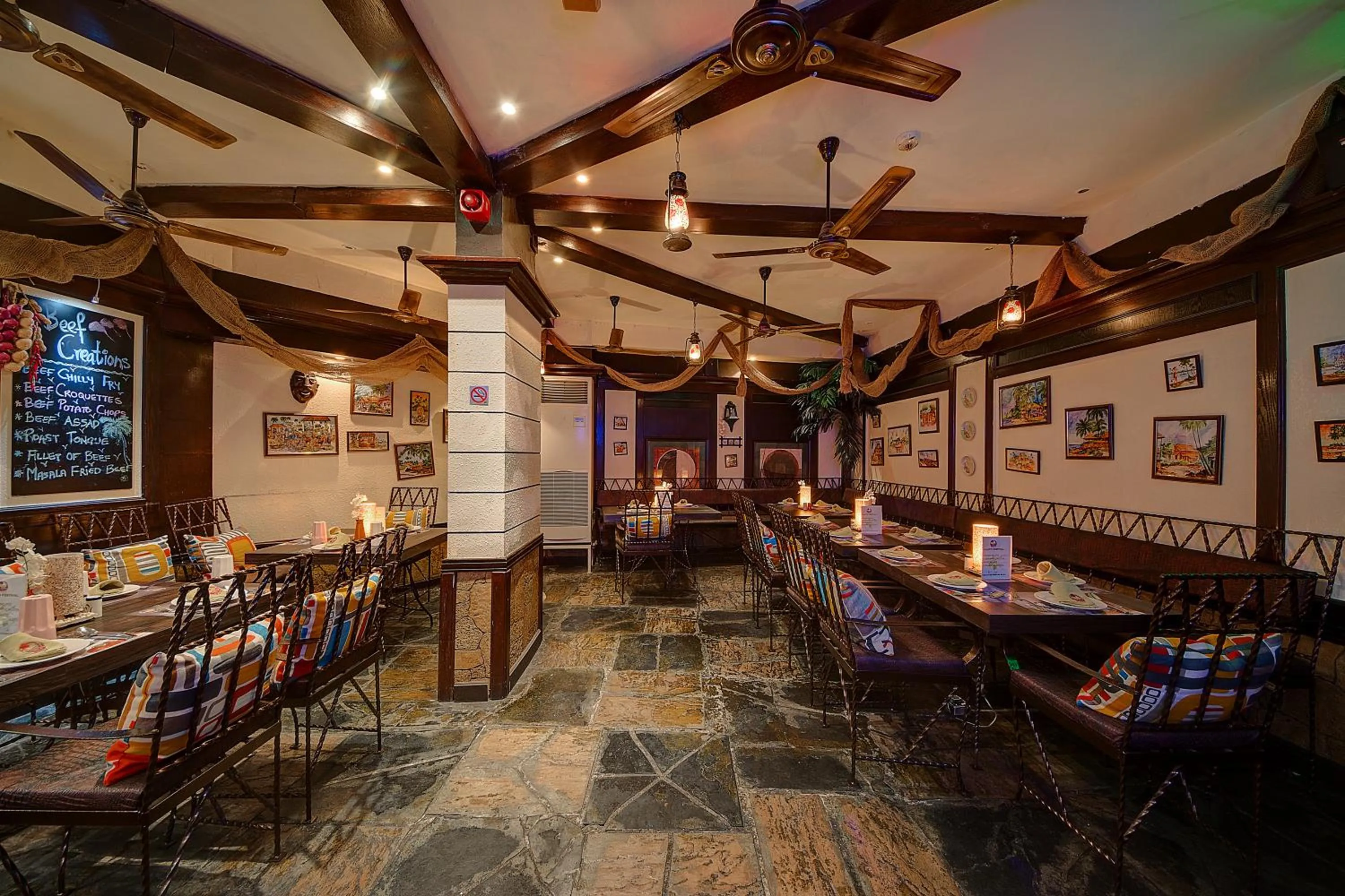 Restaurant/places to eat in Ascot Hotel