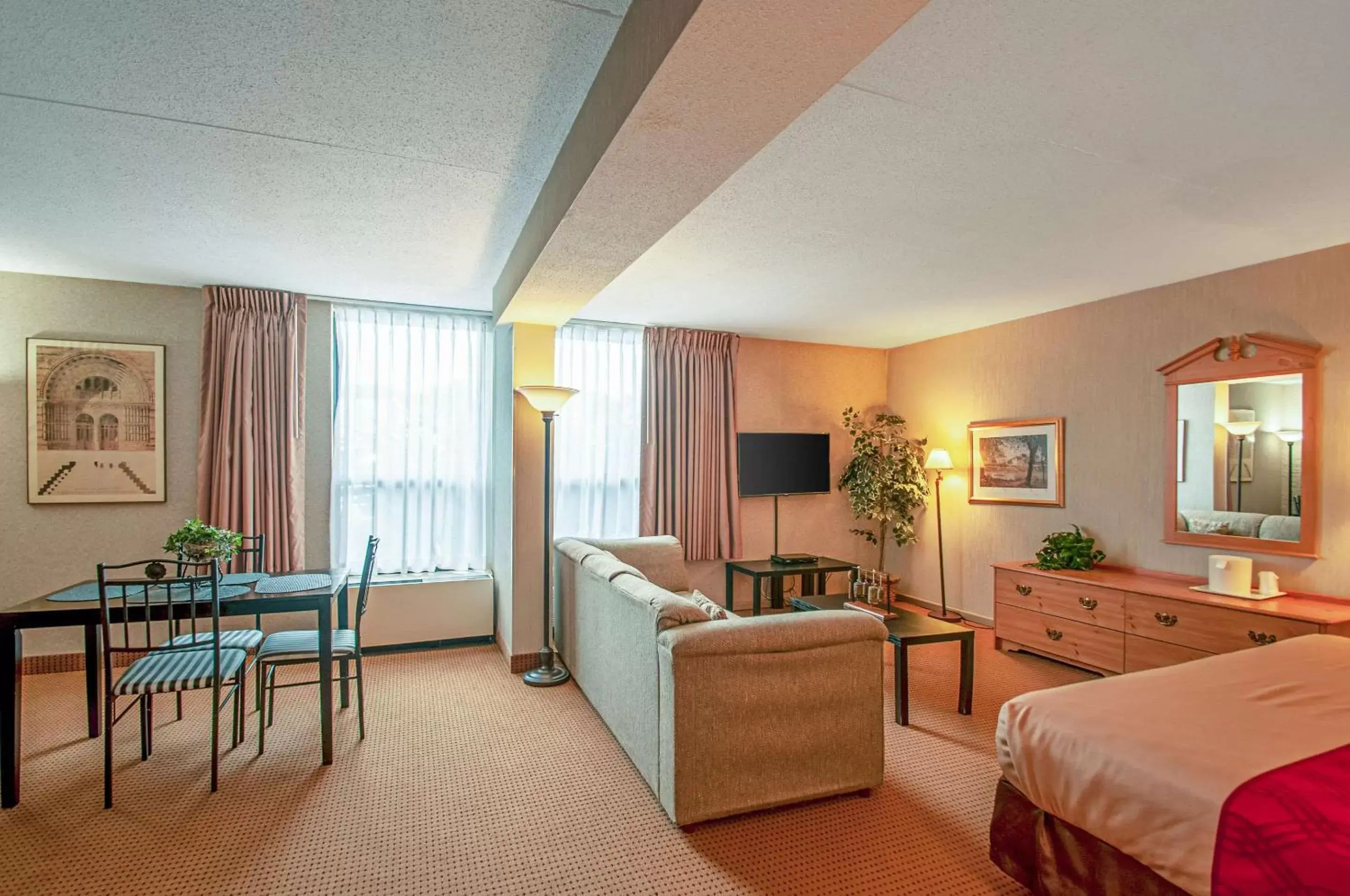 Photo of the whole room, Seating Area in Econo Lodge Metro