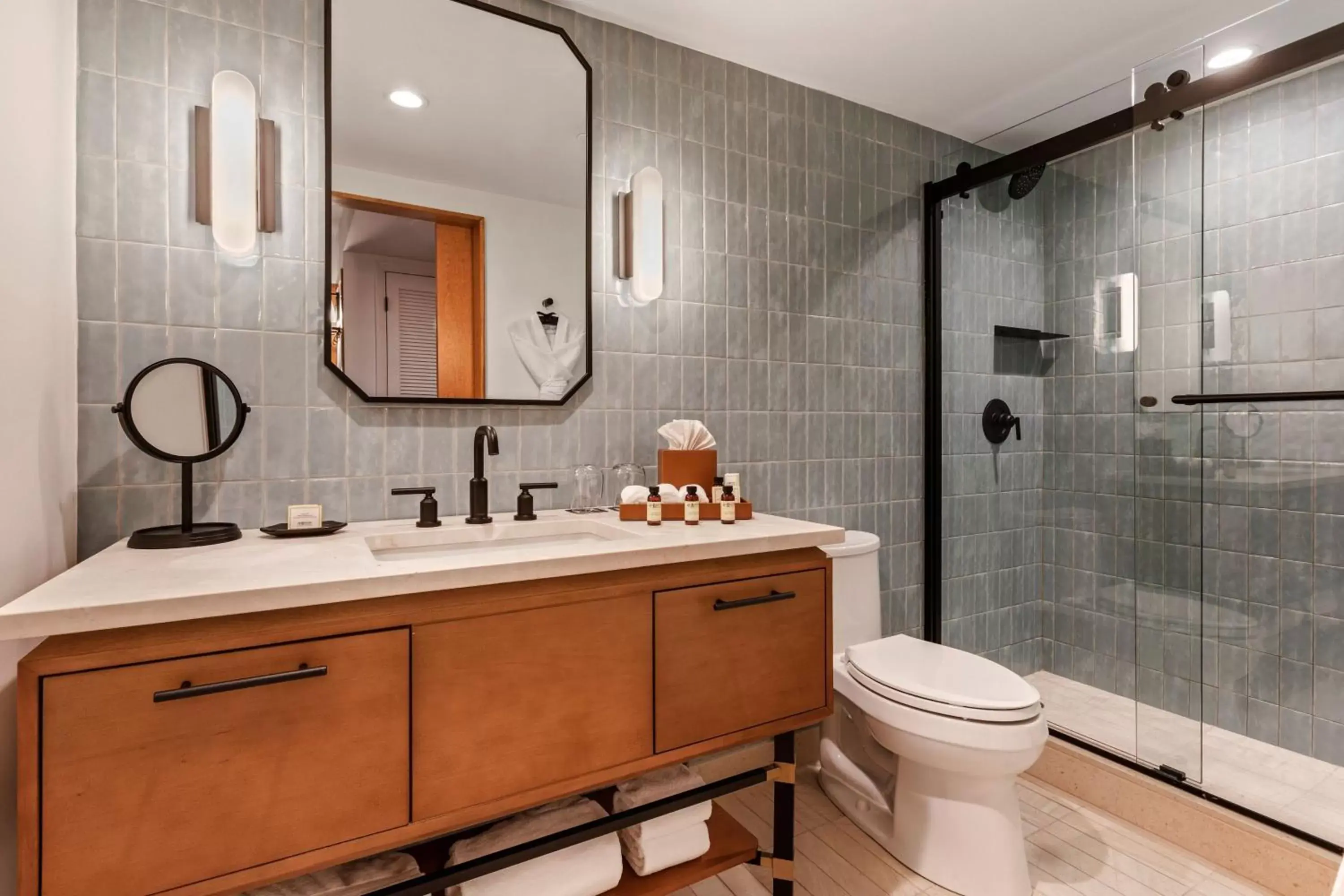 Bathroom in Merriweather Lakehouse Hotel, Autograph Collection