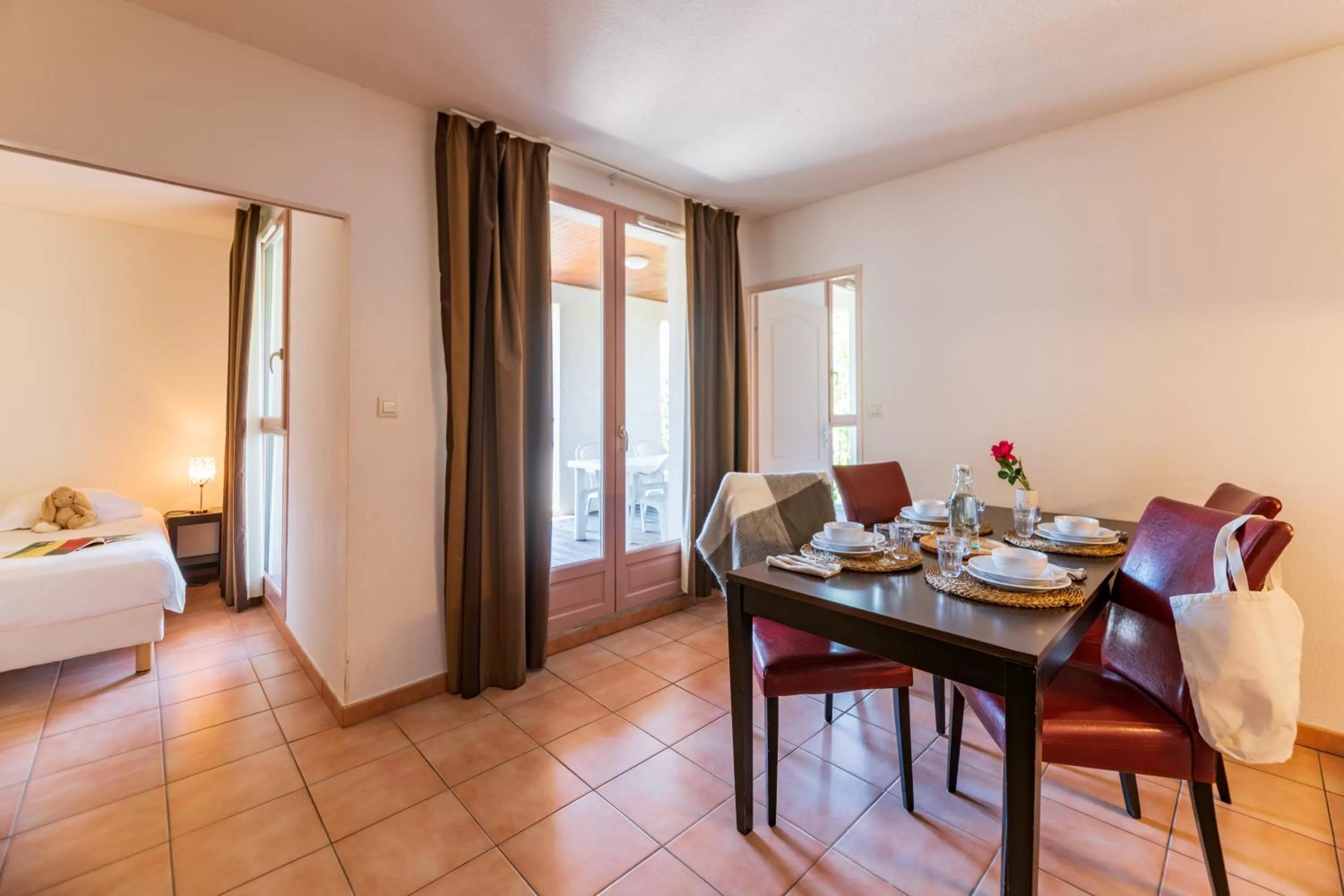 Dining area, Bed in Cerise Carcassonne Sud