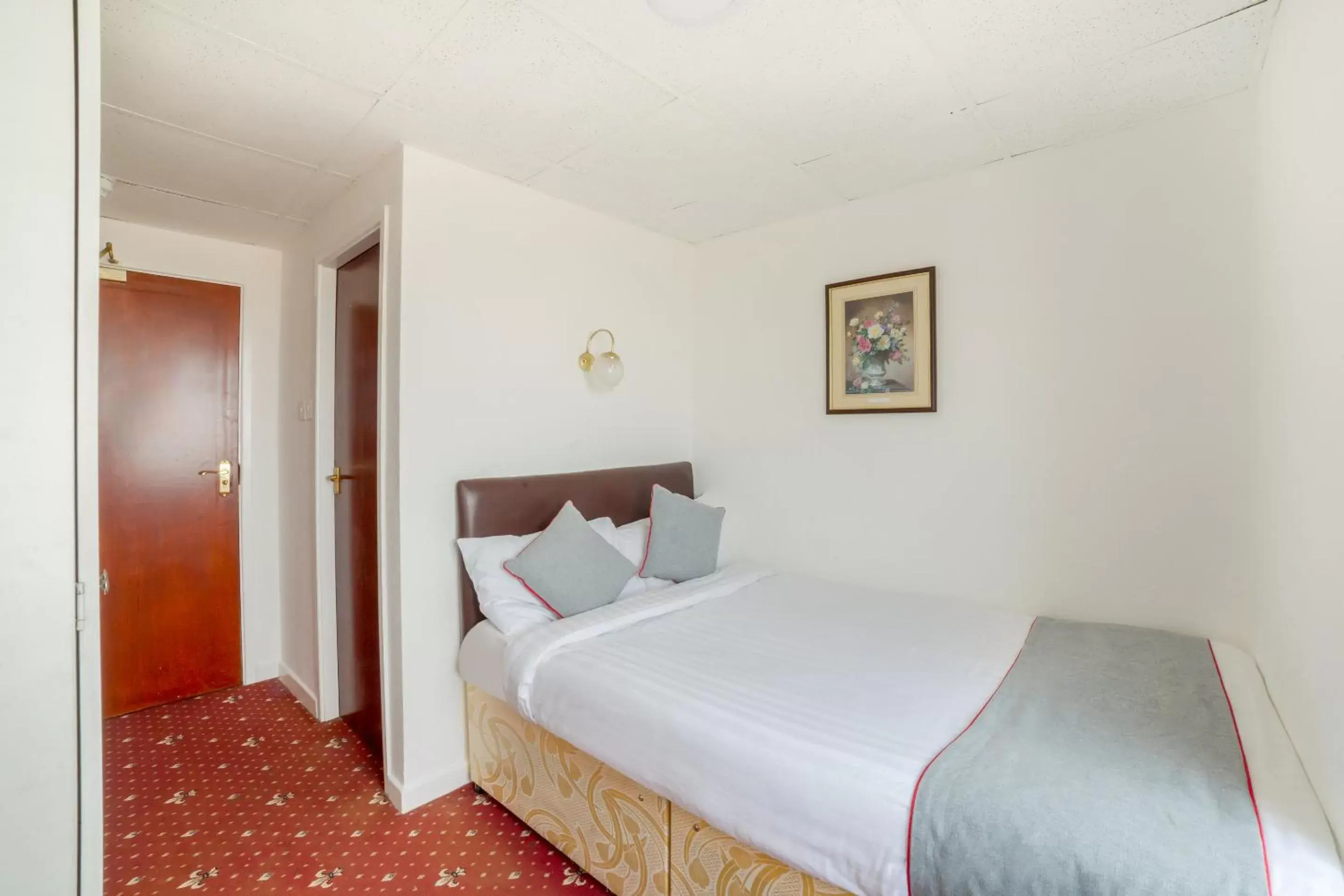 Bedroom, Bed in OYO The Golden Cheval Hotel & Shisha Bar