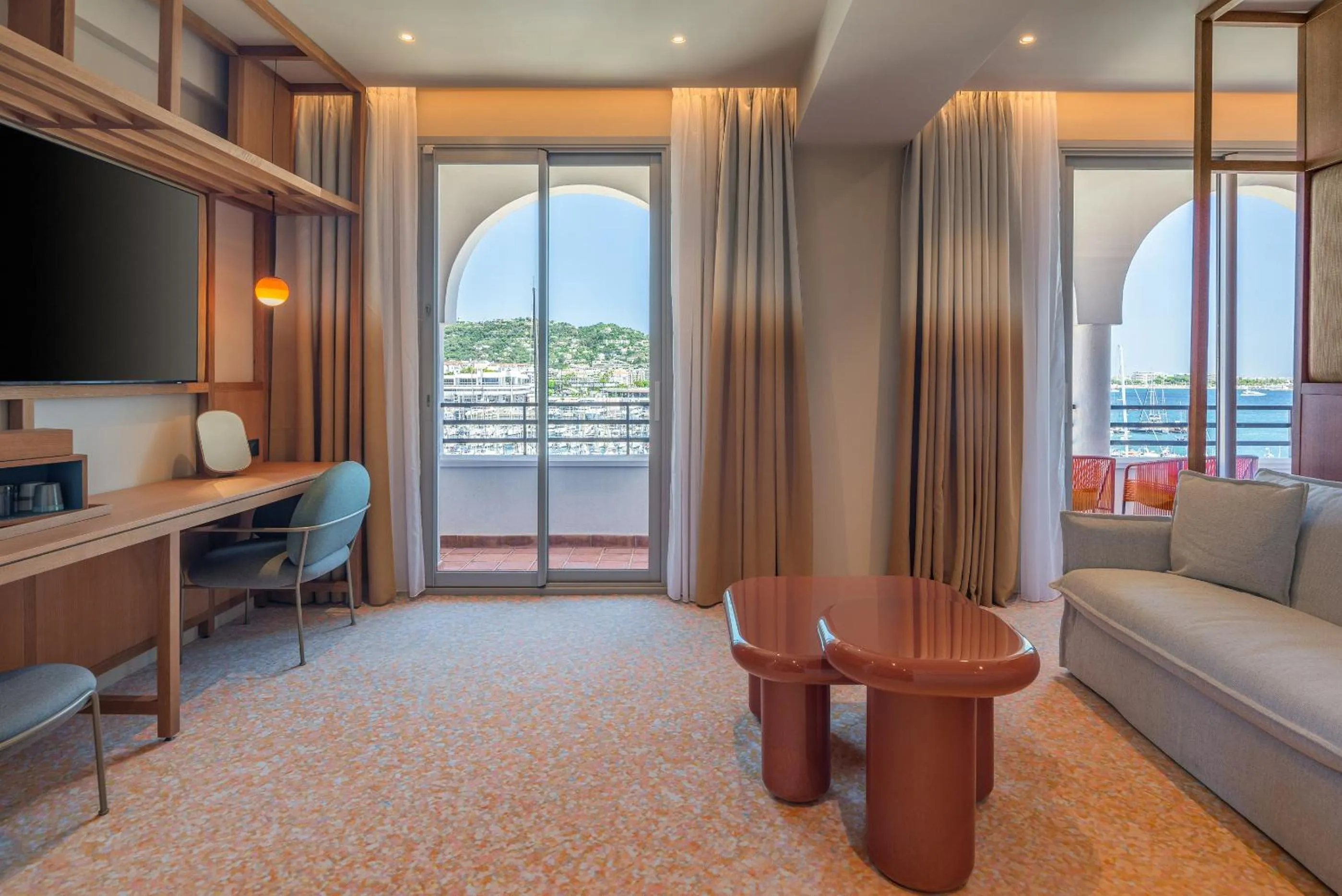 TV and multimedia in Canopy by Hilton Cannes