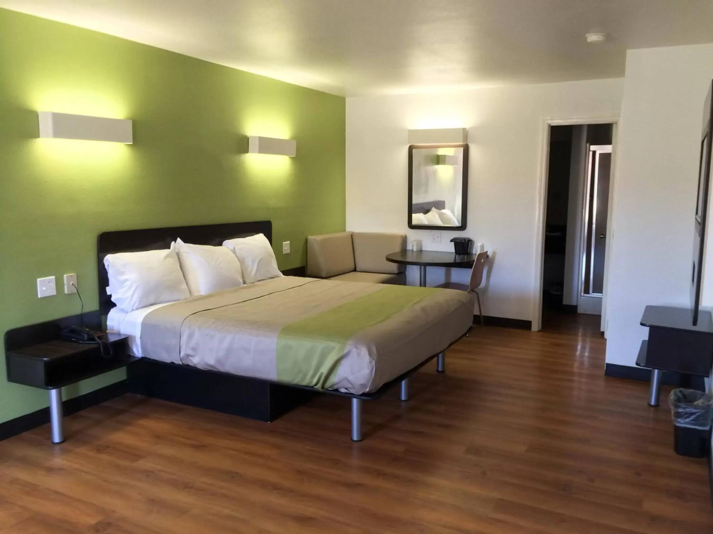 Bedroom, Bed in Motel 6-Longview, TX - North